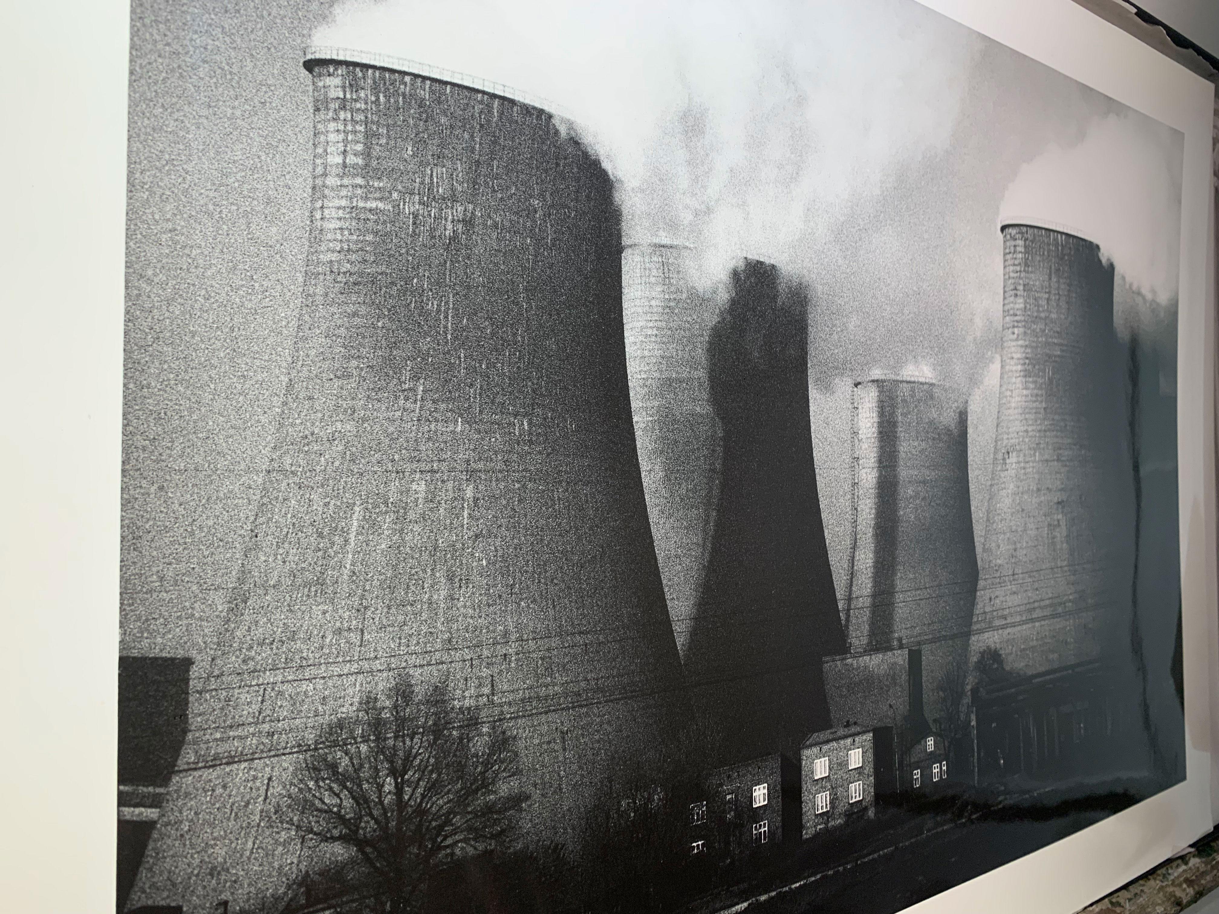 Das Kraftwerk Lagisza, Industrielandschaft - Silbergelatineabzug im Angebot 1