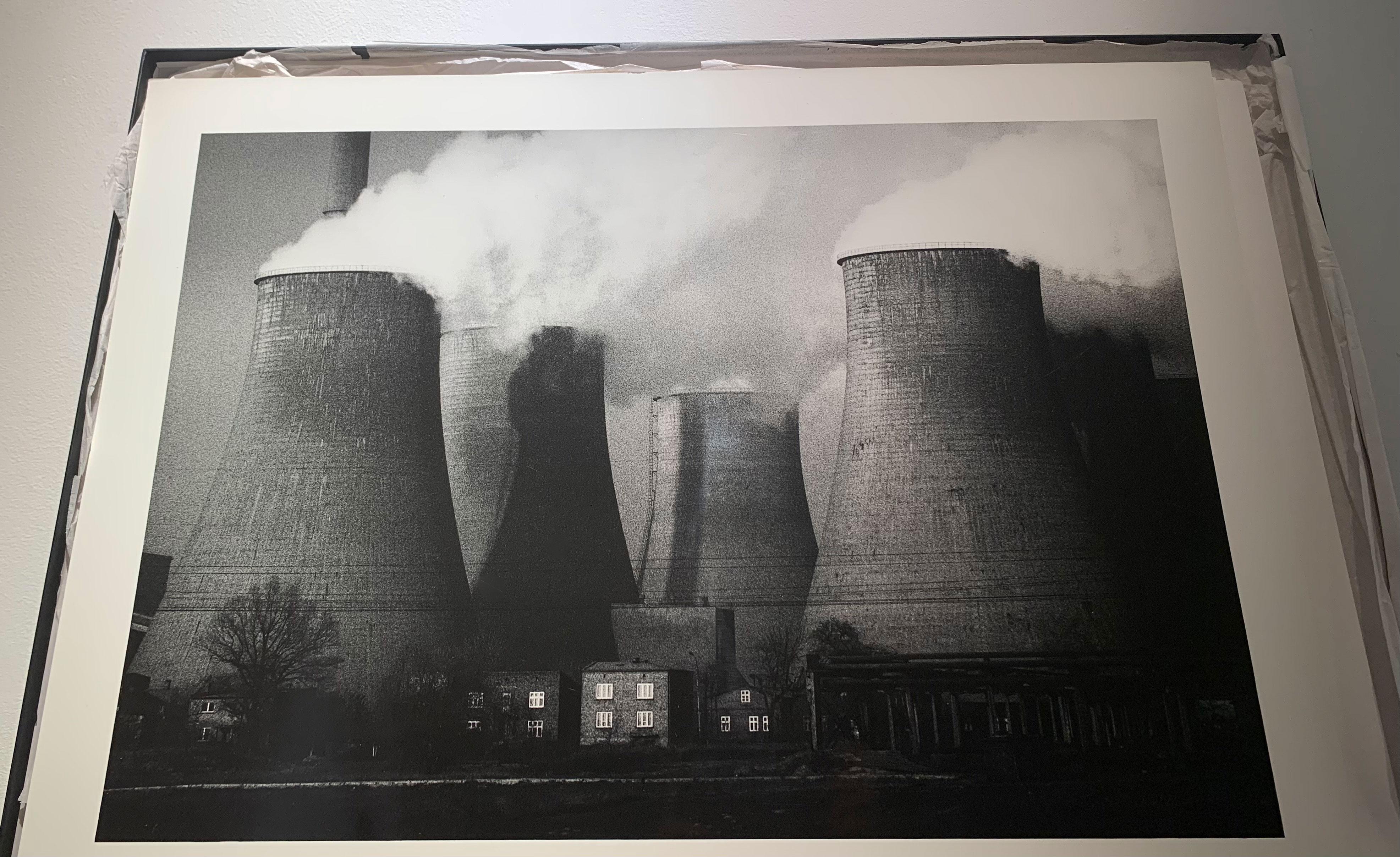 Das Kraftwerk Lagisza, Industrielandschaft - Silbergelatineabzug im Angebot 4