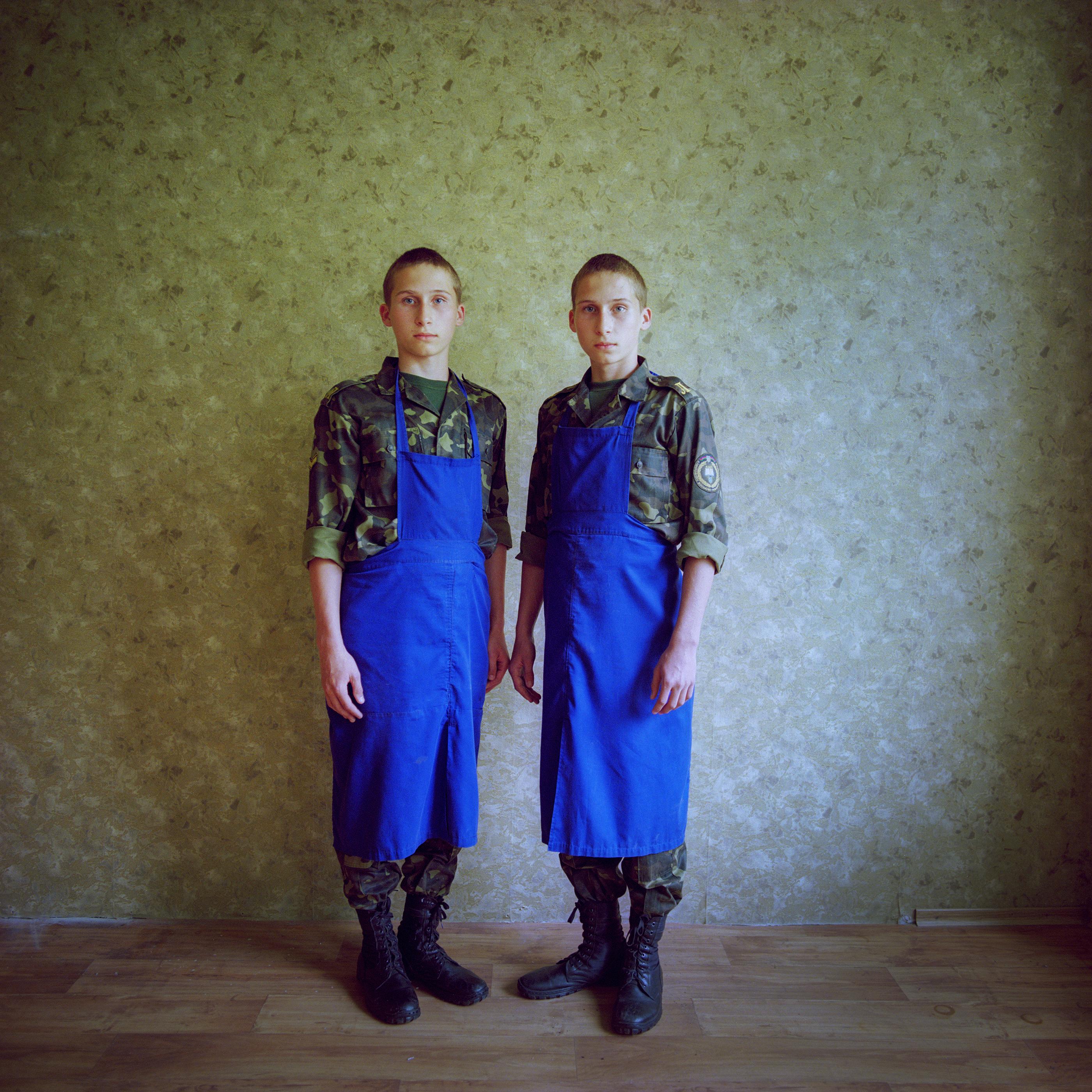 Kyril y Losha, Ucrania - Photograph de Michal Chelbin