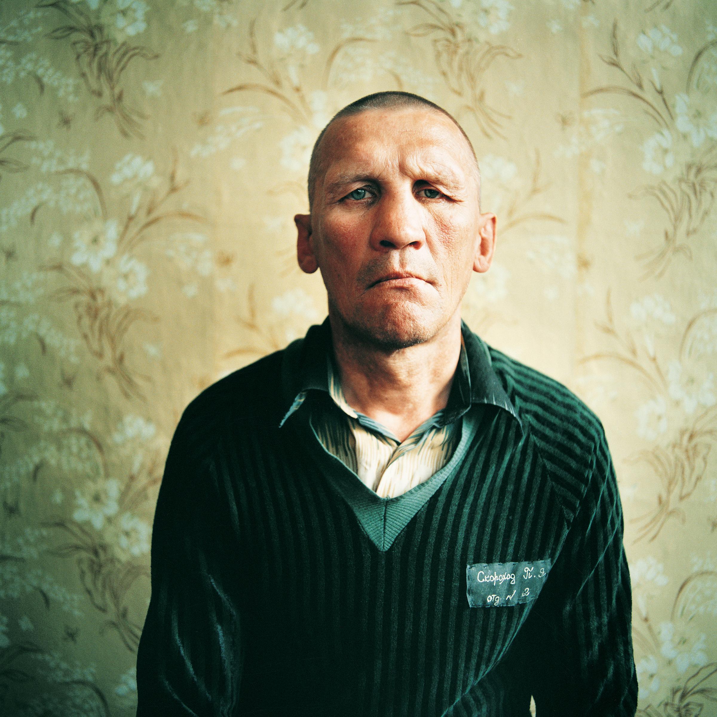 Michal Chelbin Portrait Photograph – Skarhod (Verurteilt wegen Menschenschlachtung und Kannibalismus): Männergefängnis