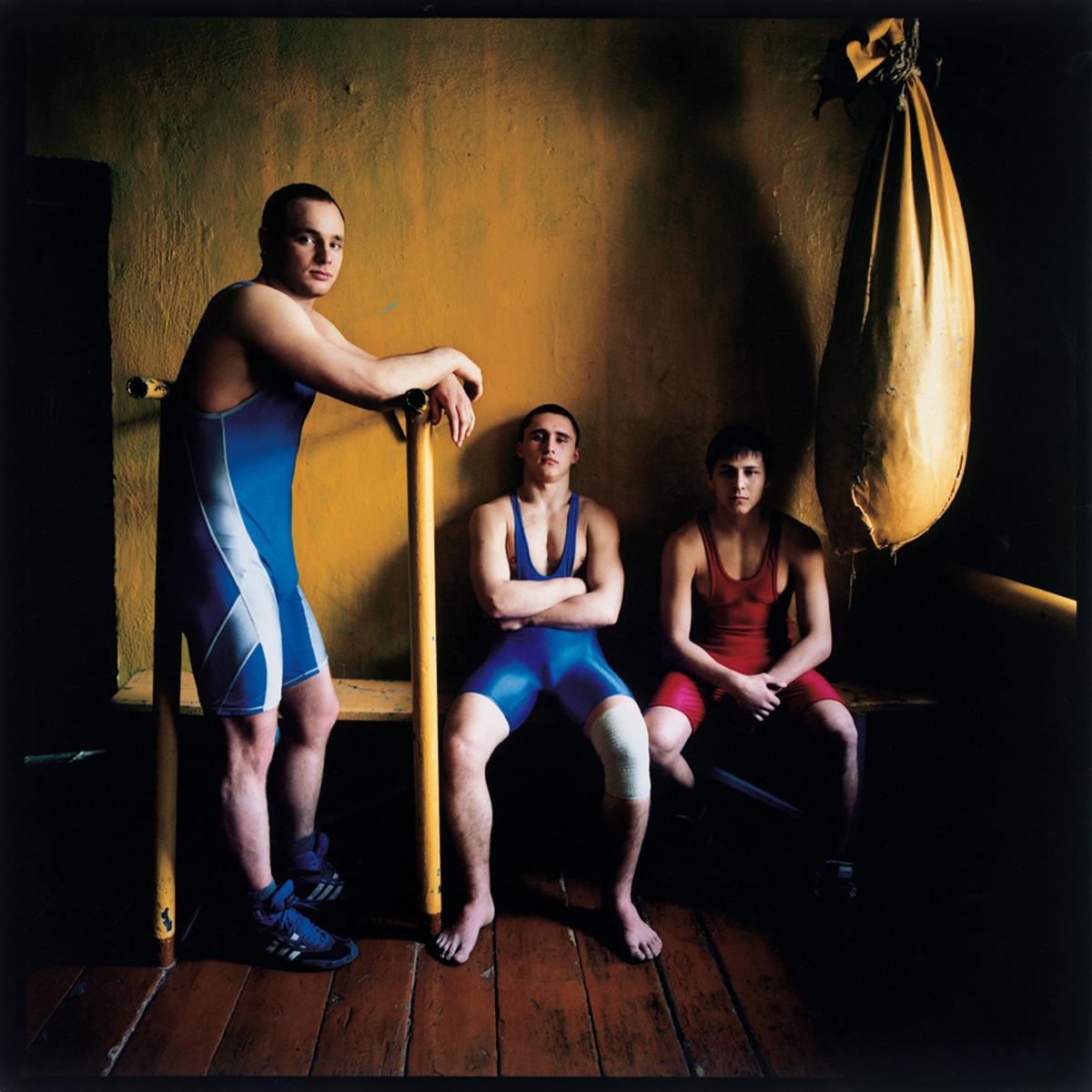 Color Photograph di Michal Chelbin - Tre lottatori