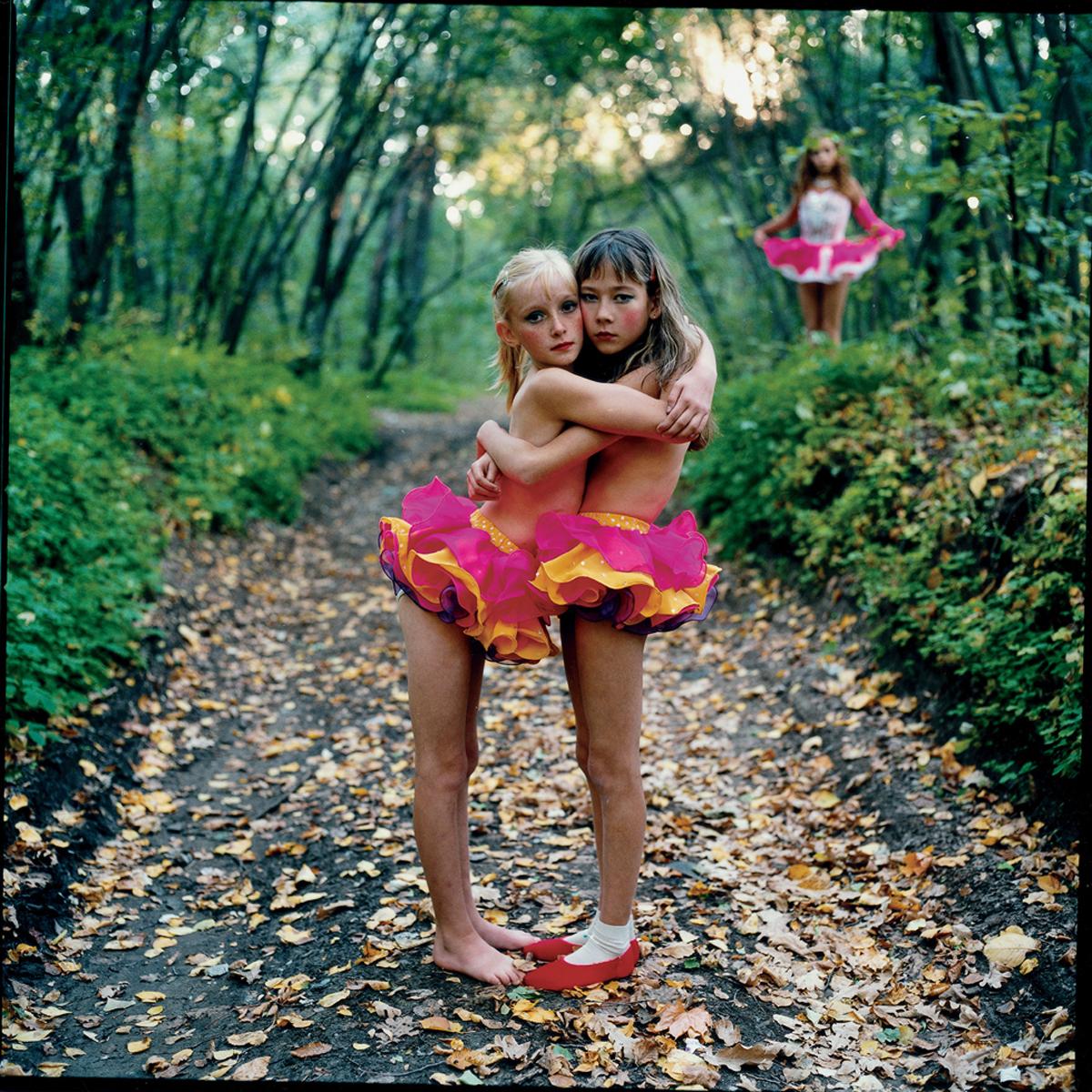 Color Photograph di Michal Chelbin - Xenia, Janna e Alona nel Wood