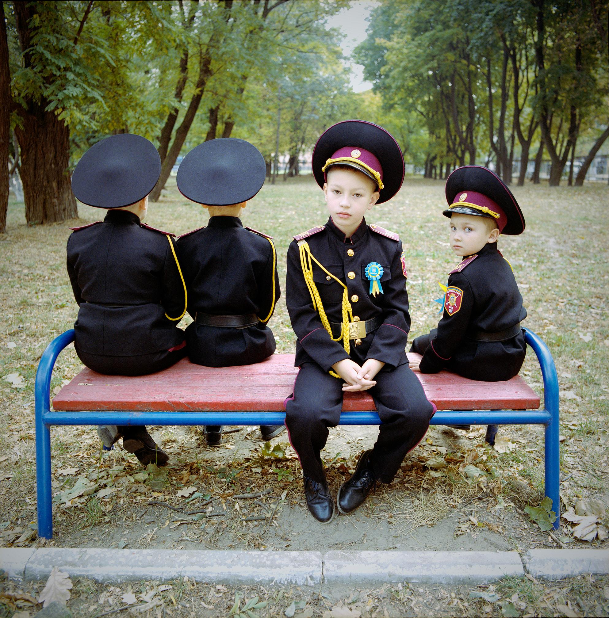 Michal Chelbin Color Photograph – Junge Cadets (II)