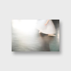 Impresión fotográfica figurativa en color de primer plano, "Huyendo" 2017