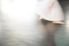 Impresión fotográfica figurativa en color de primer plano, "Huyendo" 2017