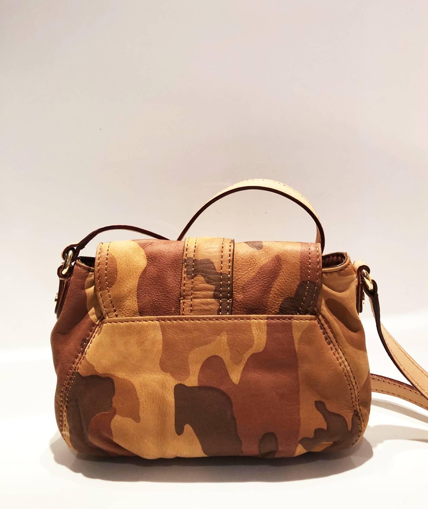 FREE UK and WORLDWIDE DELIVERY 
Multi colour camouflage brown leather small bag from Michael Michael Kors featuring a detachable shoulder leather strap, a camouflage print, multiple interior compartments, a padlock fastening clutch closure, small