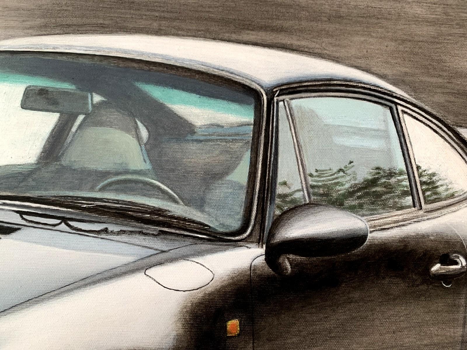 Acryl auf Leinwand zeitgenössische figurative Malerei von Michal Wojtysiak. Das Kunstwerk zeigt ein Porsche-Auto im realistischen Stil. Die Farben sind meist grau. 

MICHAŁ WOJTYSIAK (ur. 1984)
Absolvent der Akademie der Schönen Künste in Łódź,