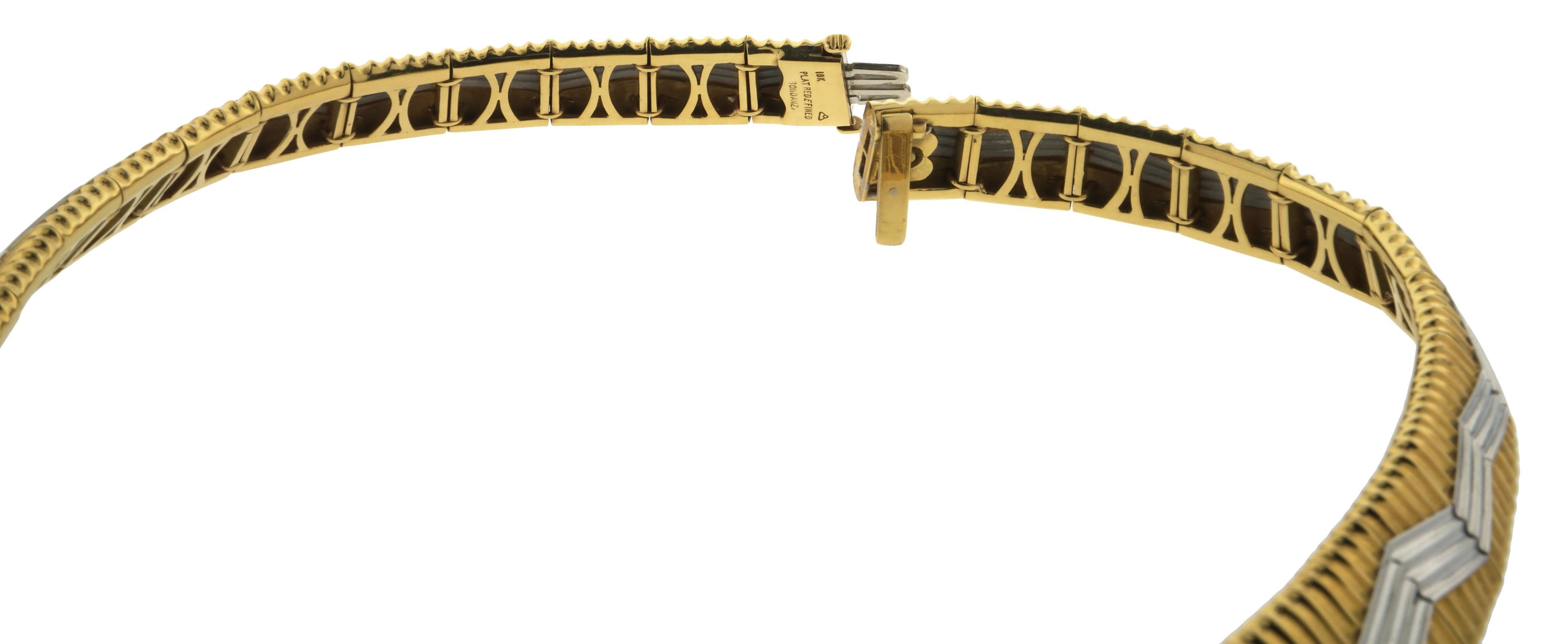 Magnifique collier deux tons de Micheal Bondaza. Avec son design iconique. Le collier mesure 17 pouces de long, est en platine et en or jaune 18 carats et pèse 121,7 DWT (environ 189,26 grammes). 