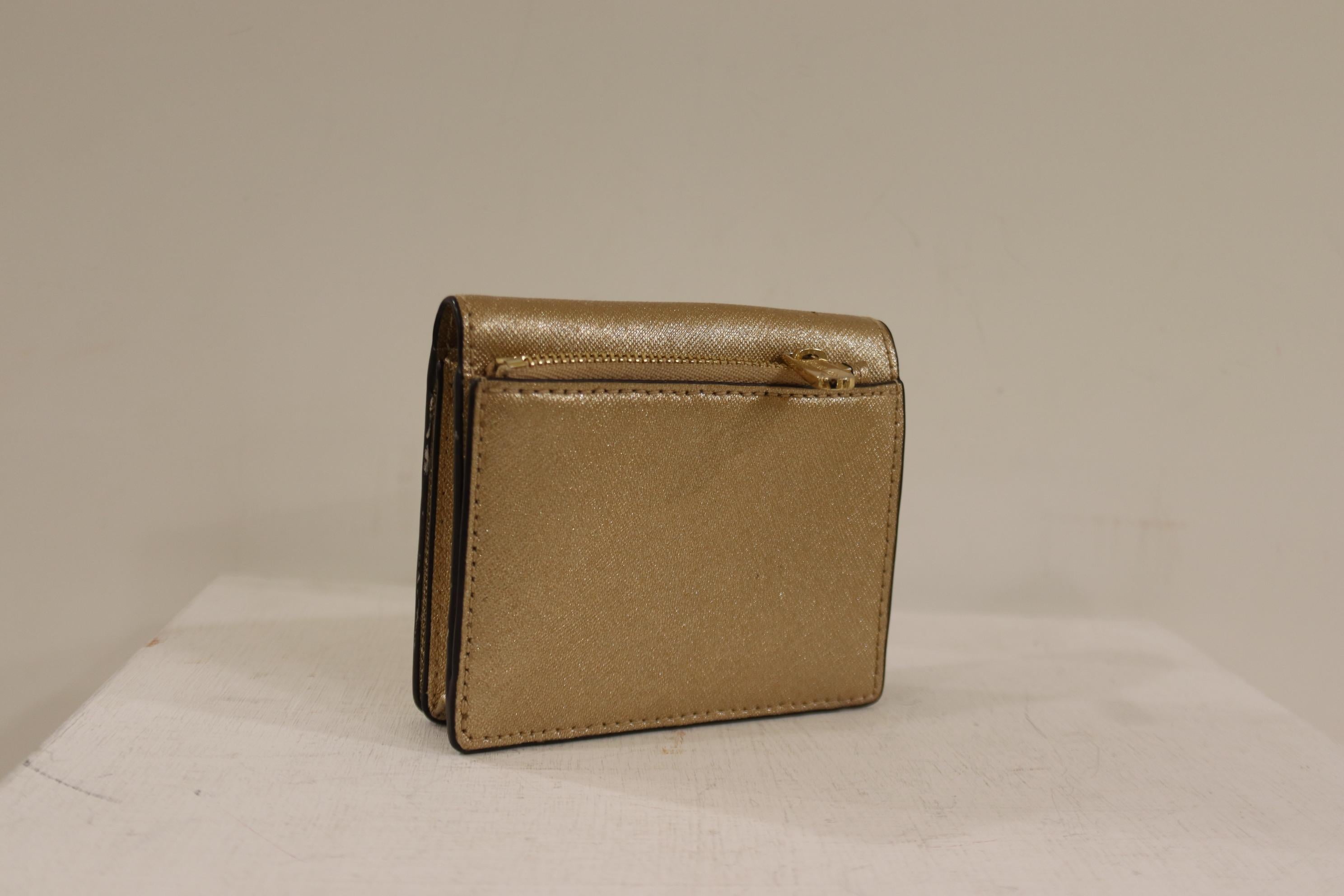 Micheal Kors gold leather wallet In Good Condition In Capri, IT