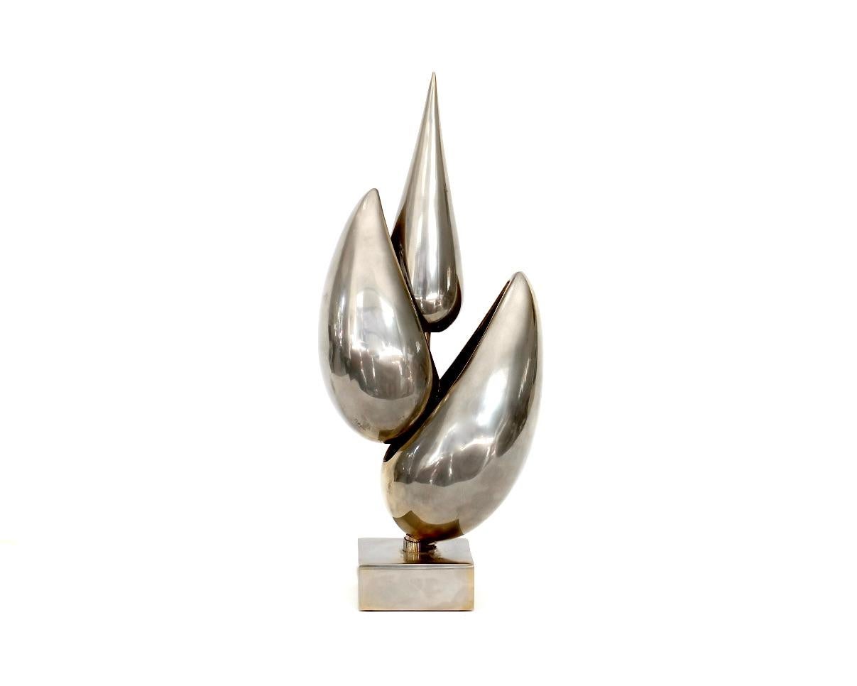 Atelier Michel Armand, lampe de table 'Fleur' en bronze nickelé. Cette lampe sculpturale est fabriquée par l'Atelier Michel Armand. Sa forme abstraite est celle d'une fleur, méticuleusement élaborée à partir d'une composition de pétales. Lorsque la