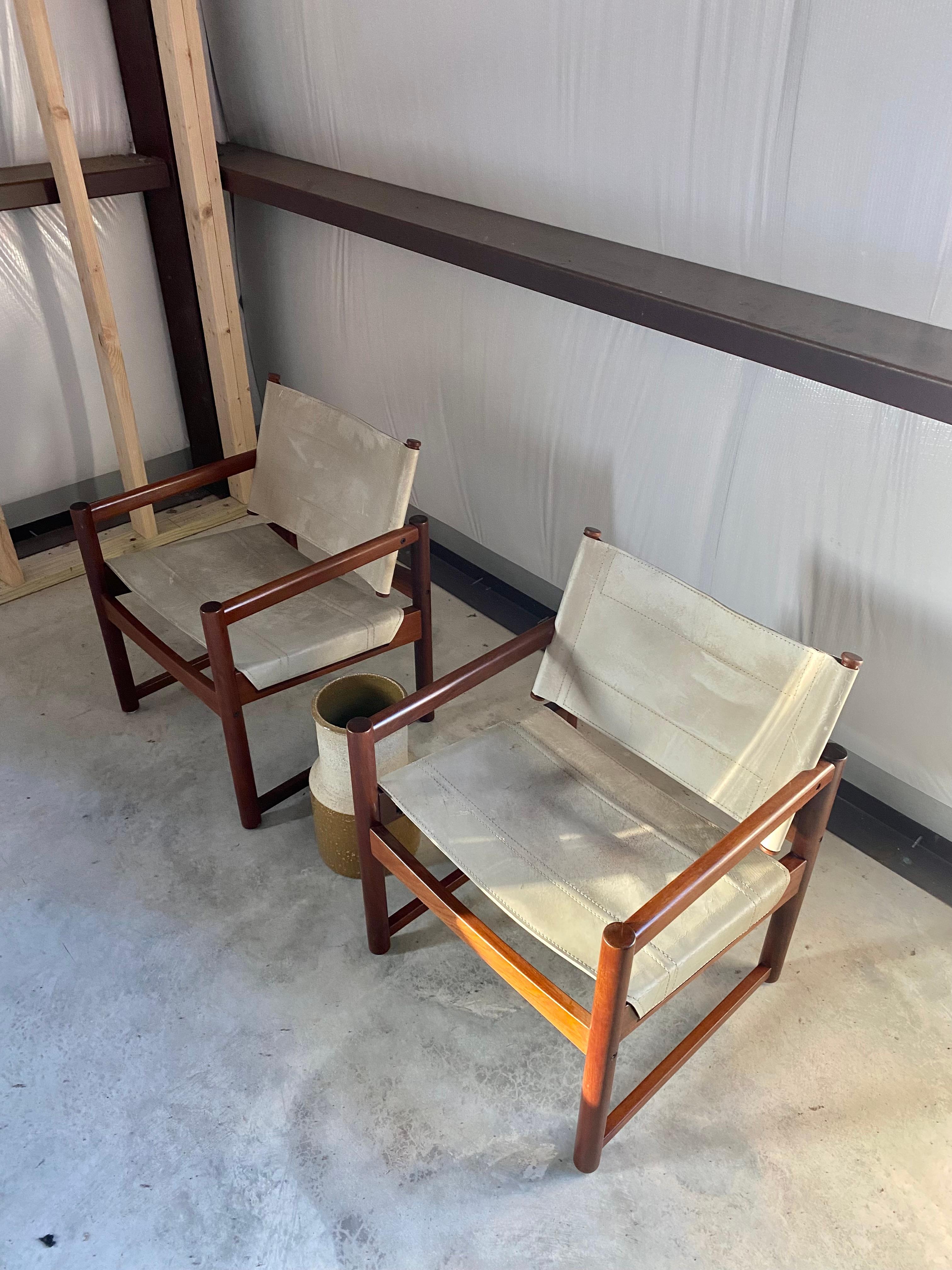 Cuir Paire de chaises Michel Arnoult en cuir et Imbuia (Brésil) en vente