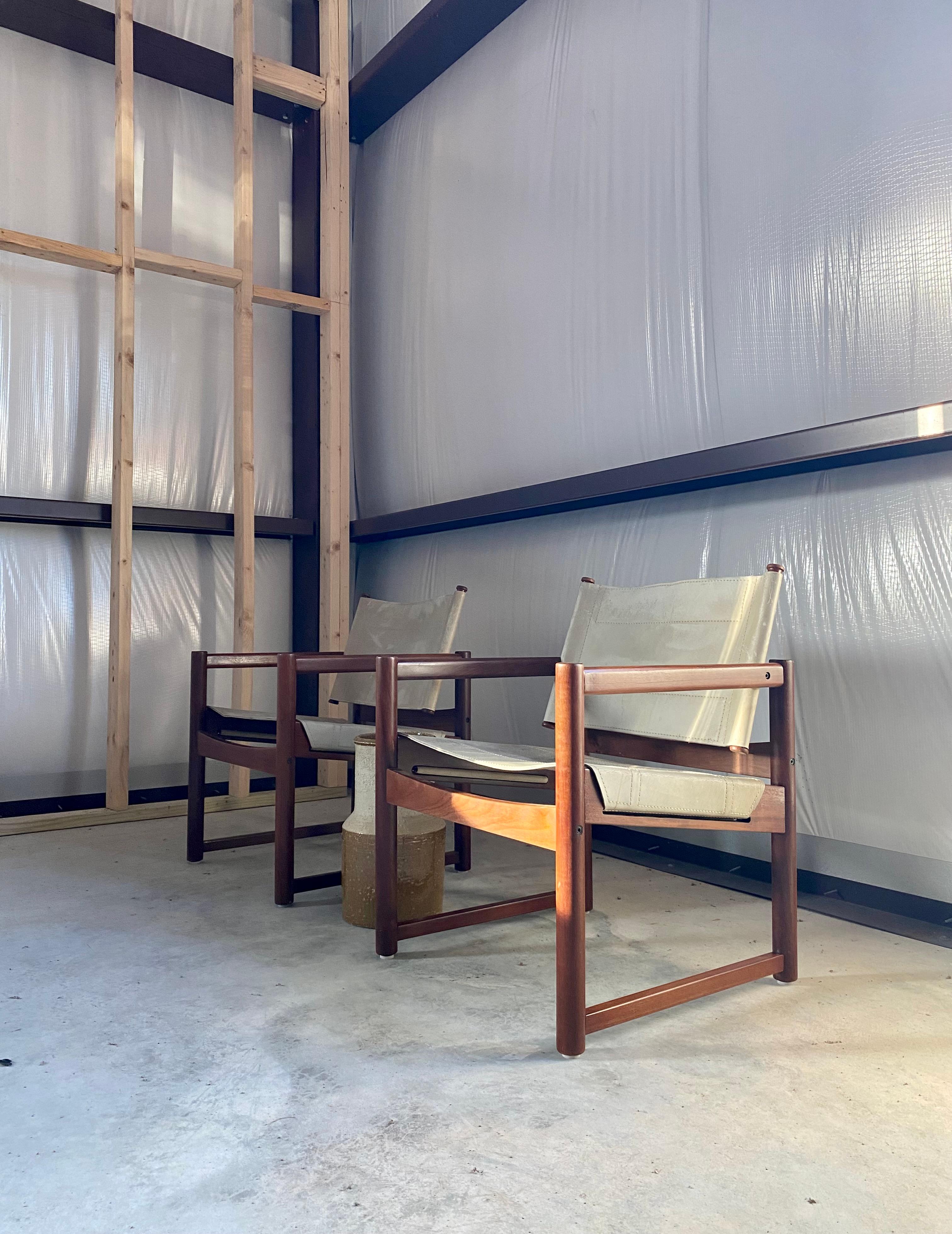Paire de chaises Michel Arnoult en cuir et Imbuia (Brésil) en vente 1
