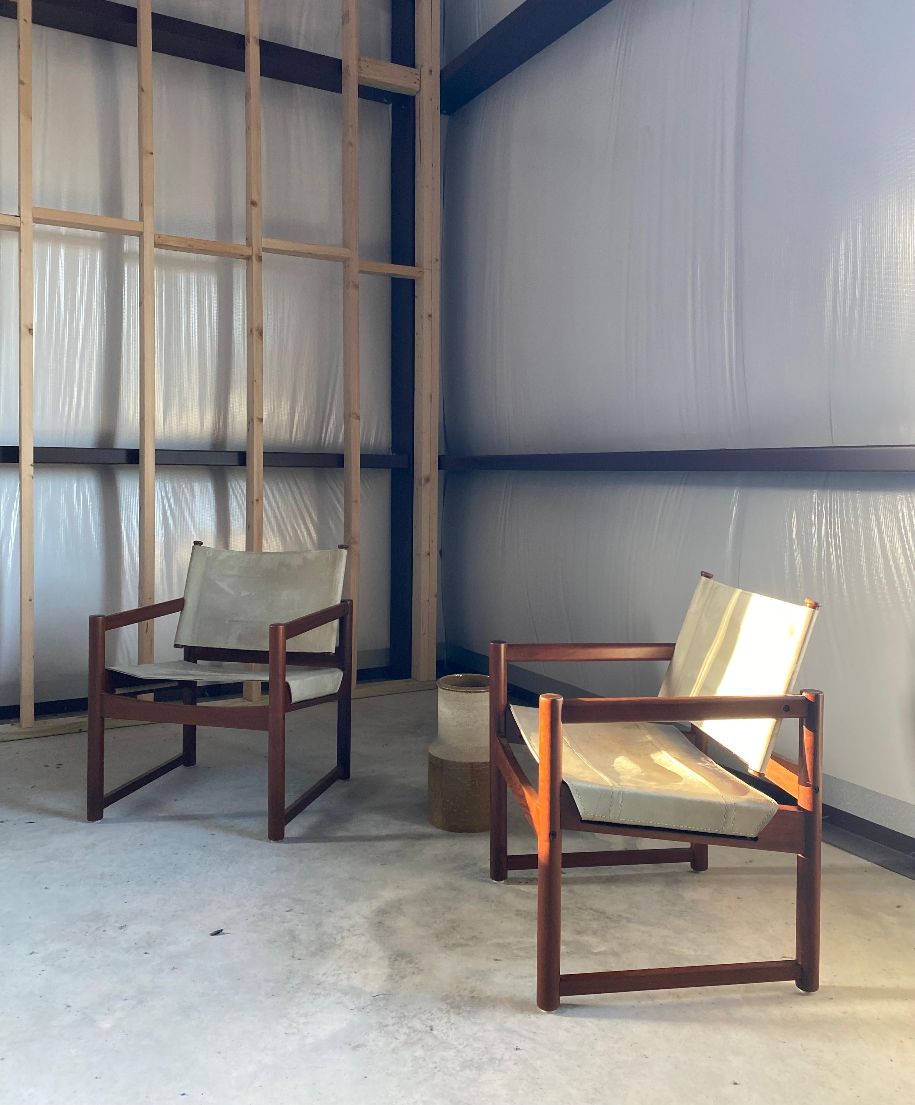 Brésilien Paire de chaises Michel Arnoult en cuir et Imbuia (Brésil) en vente