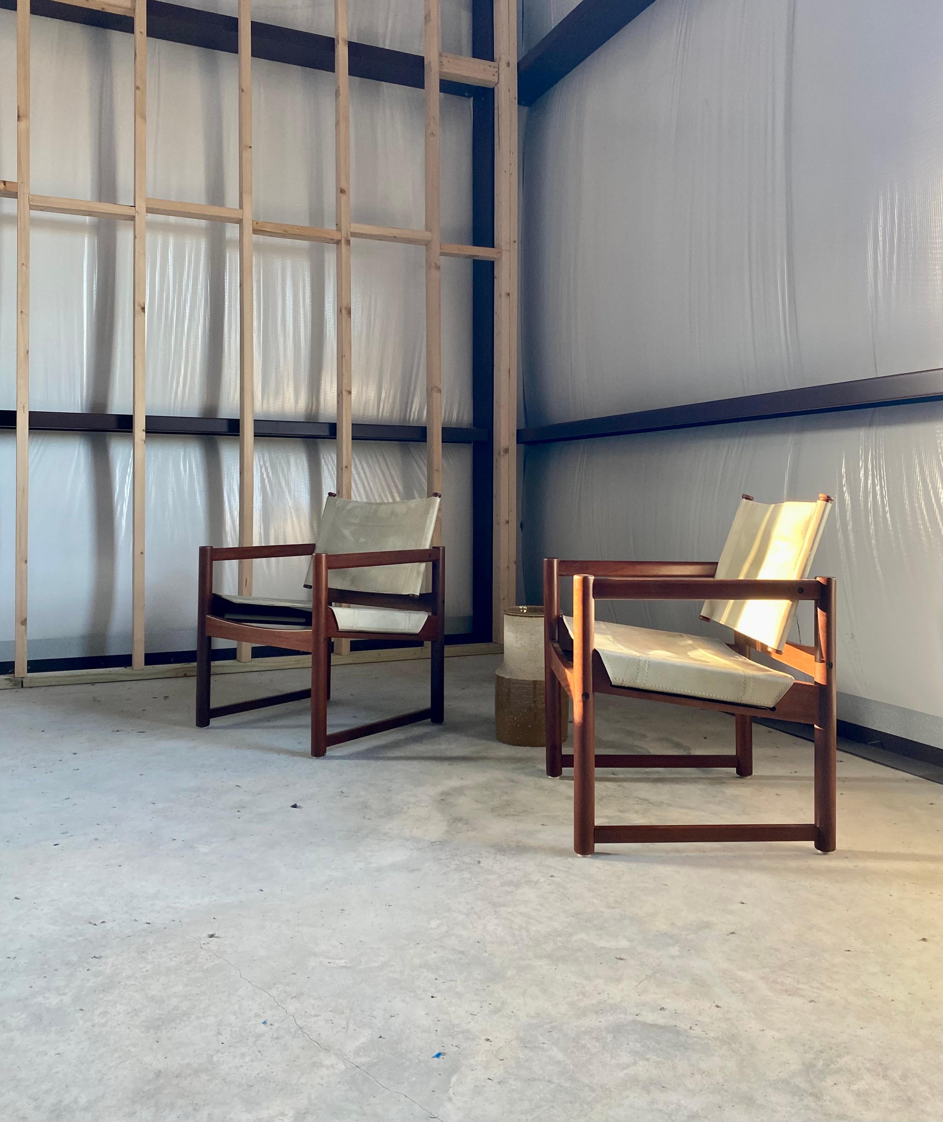 Fait main Paire de chaises Michel Arnoult en cuir et Imbuia (Brésil) en vente