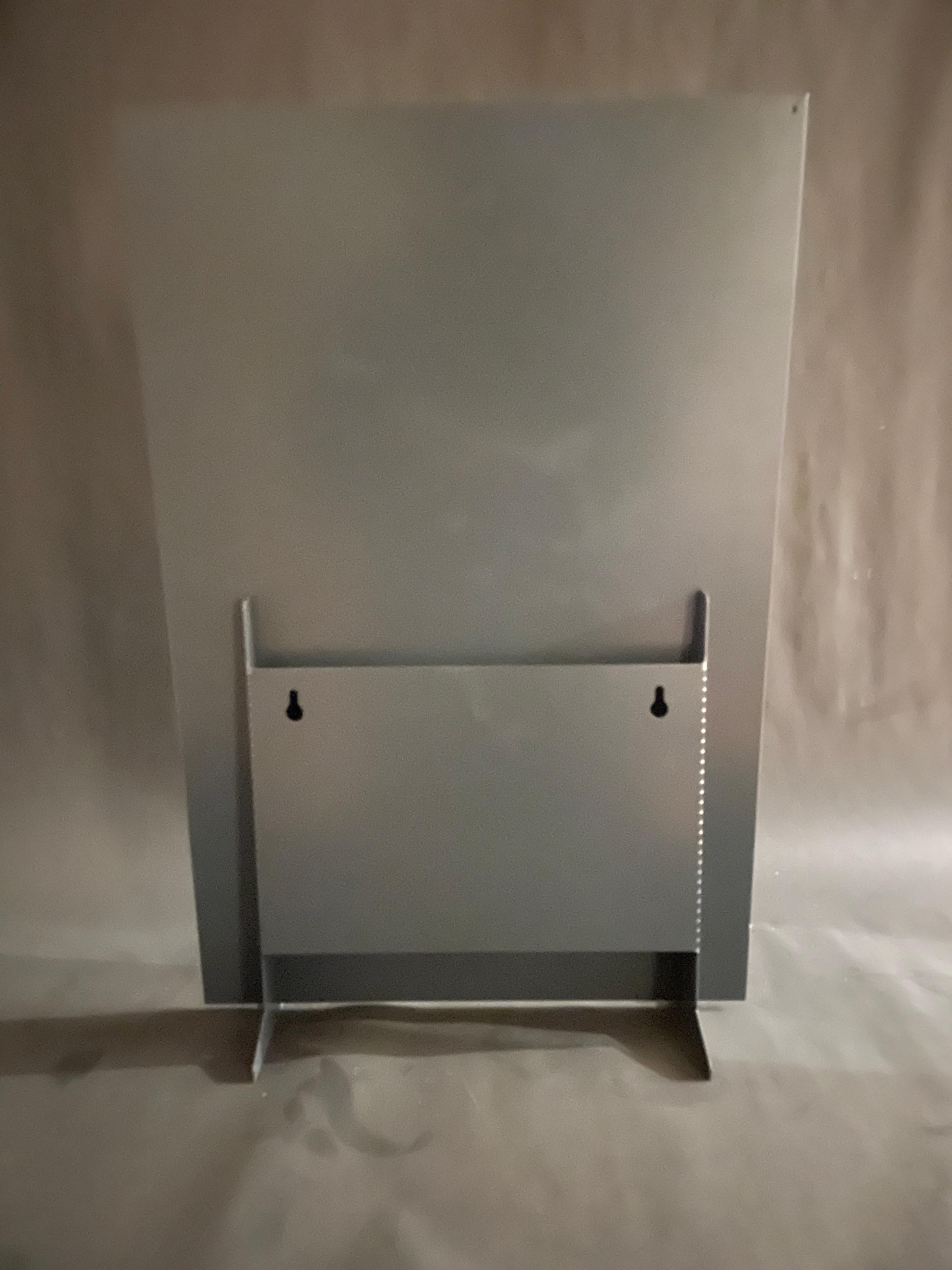 Cette sculpture, créée en 2018, est réalisée pour de l'acier laqué Epoxy sur une face et de la feuille d'or sur l'autre. 
Il représente le portrait de Nina Simone.
Il s'agit d'une décoration d'intérieur, fixée au mur ou posée sur le