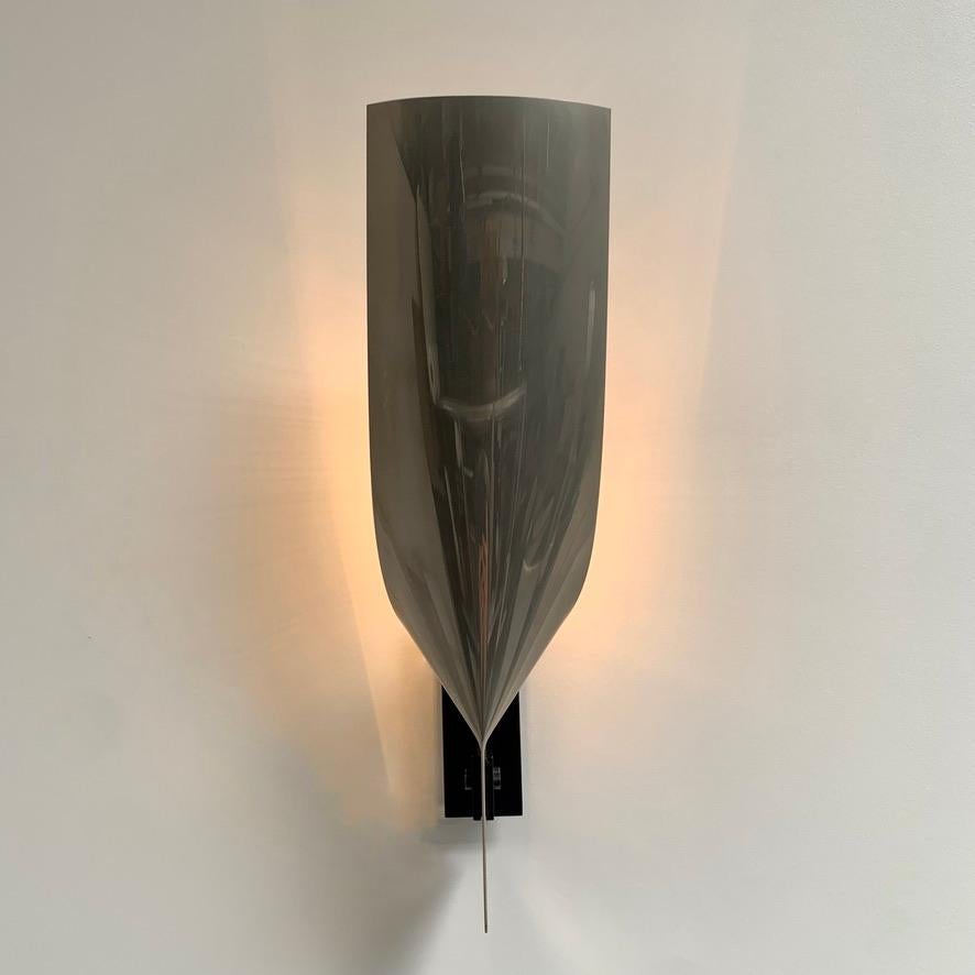 Mid-Century moderno Grande applique in metallo di Michel Boyer, 1970 circa, Francia. in vendita