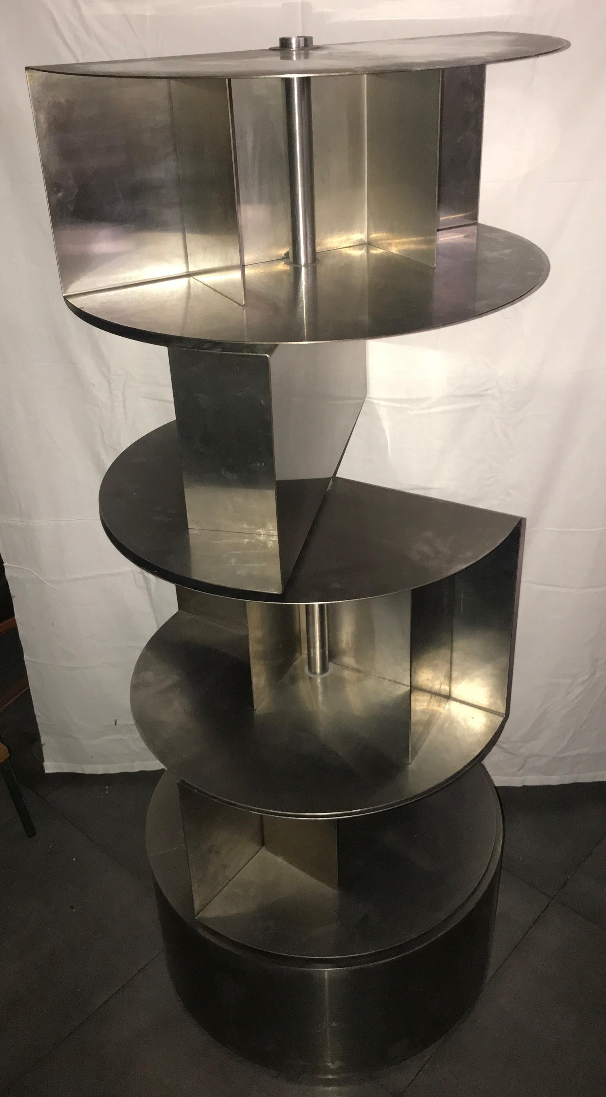 Stunning cylindrical metal cabinet with 3 rotating shelves designed by Michel Boyer in France in 1970s.
A very ingenious system that allows to change the positions of the shelves and to have a new furniture very useful.
In very good condition, a