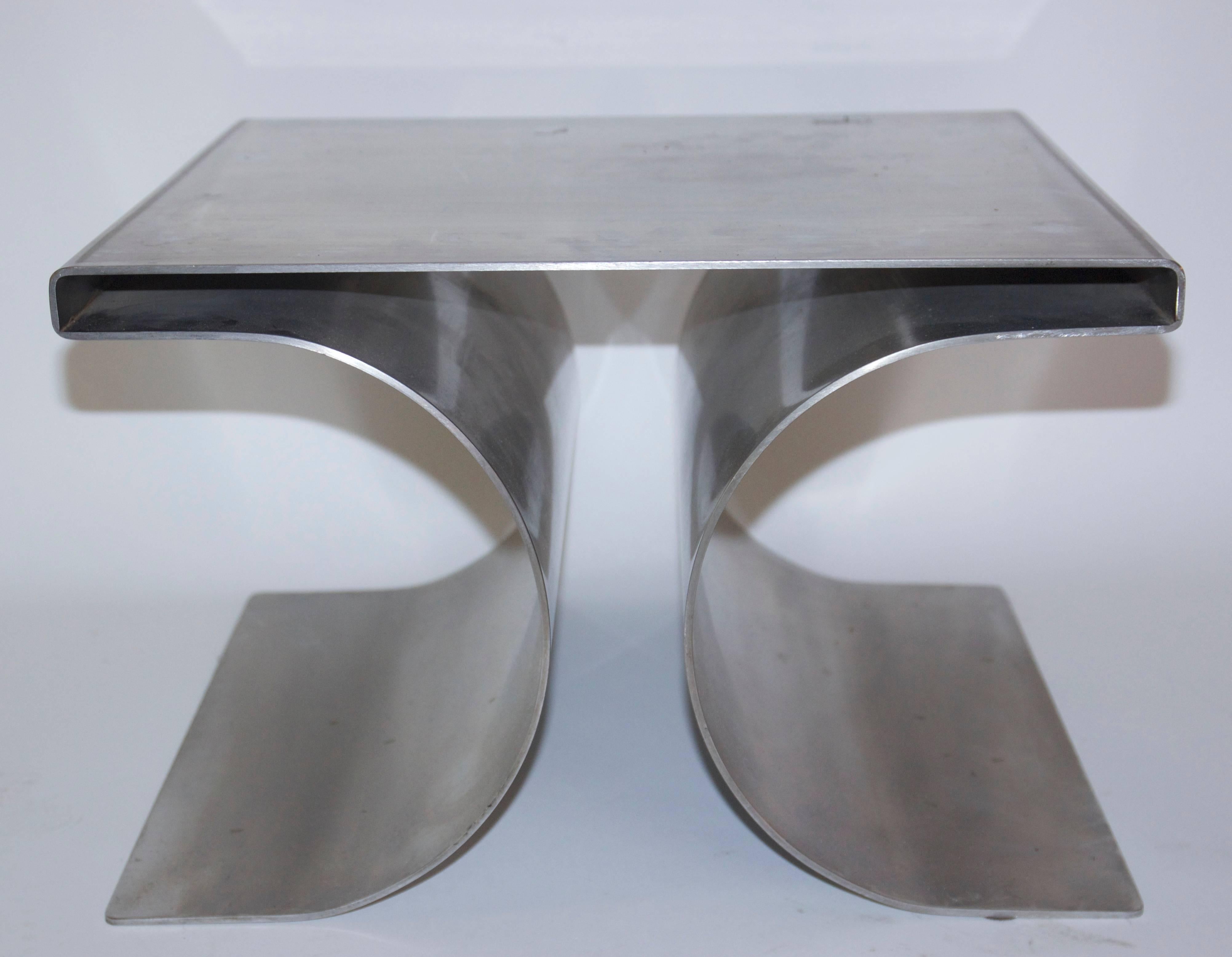 Michel Boyer,
metal coffee table,
model X, Ugine-Guegnon manufacturer,
circa 1968, Paris.
Measure: Height 31 cm, width 50 cm, depth 50 cm.