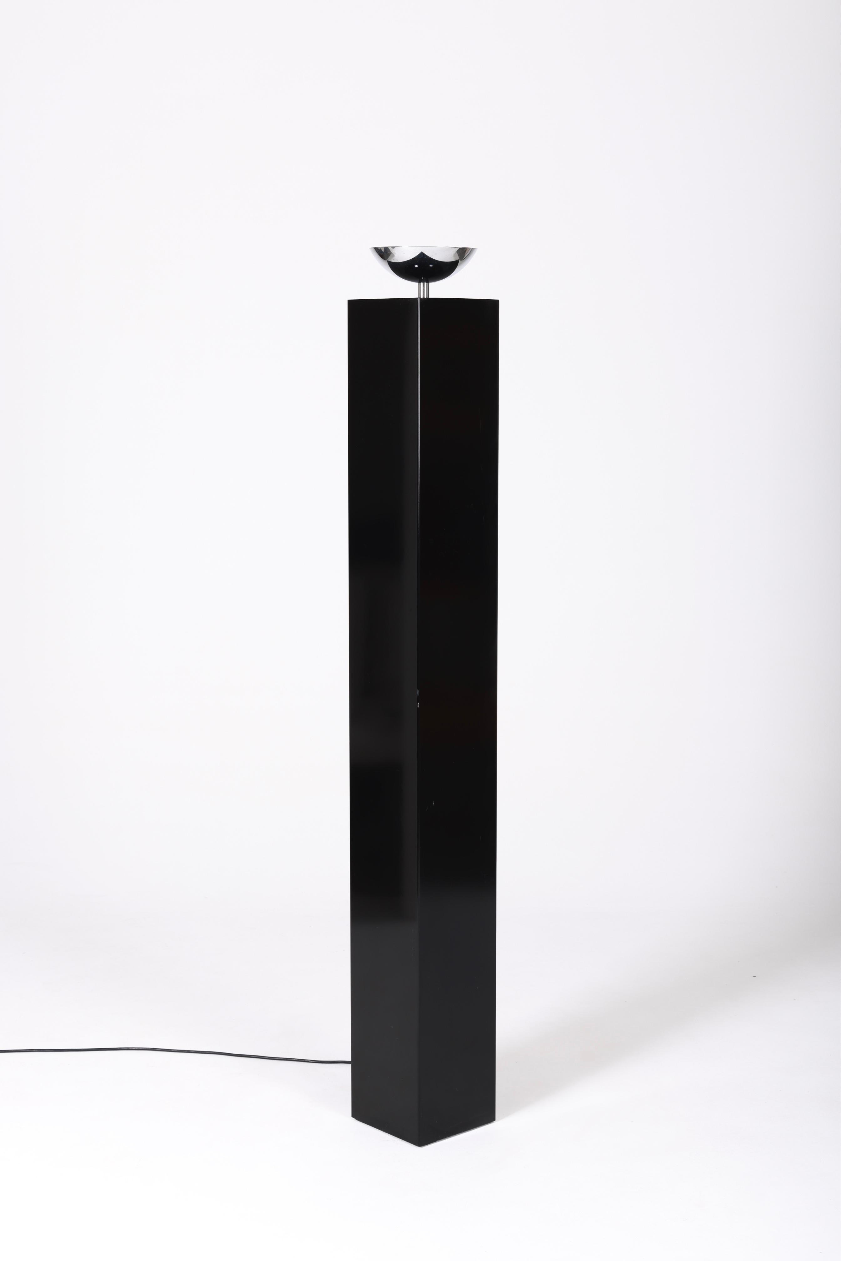 10582 Straßenlaterne von Michel Boyer, herausgegeben von Verre Lumière, aus den 1980er Jahren, Frankreich. Struktur aus glänzend schwarz lackiertem Metall, Reflektor aus verchromtem Metall. Sehr guter Zustand.
LP1110