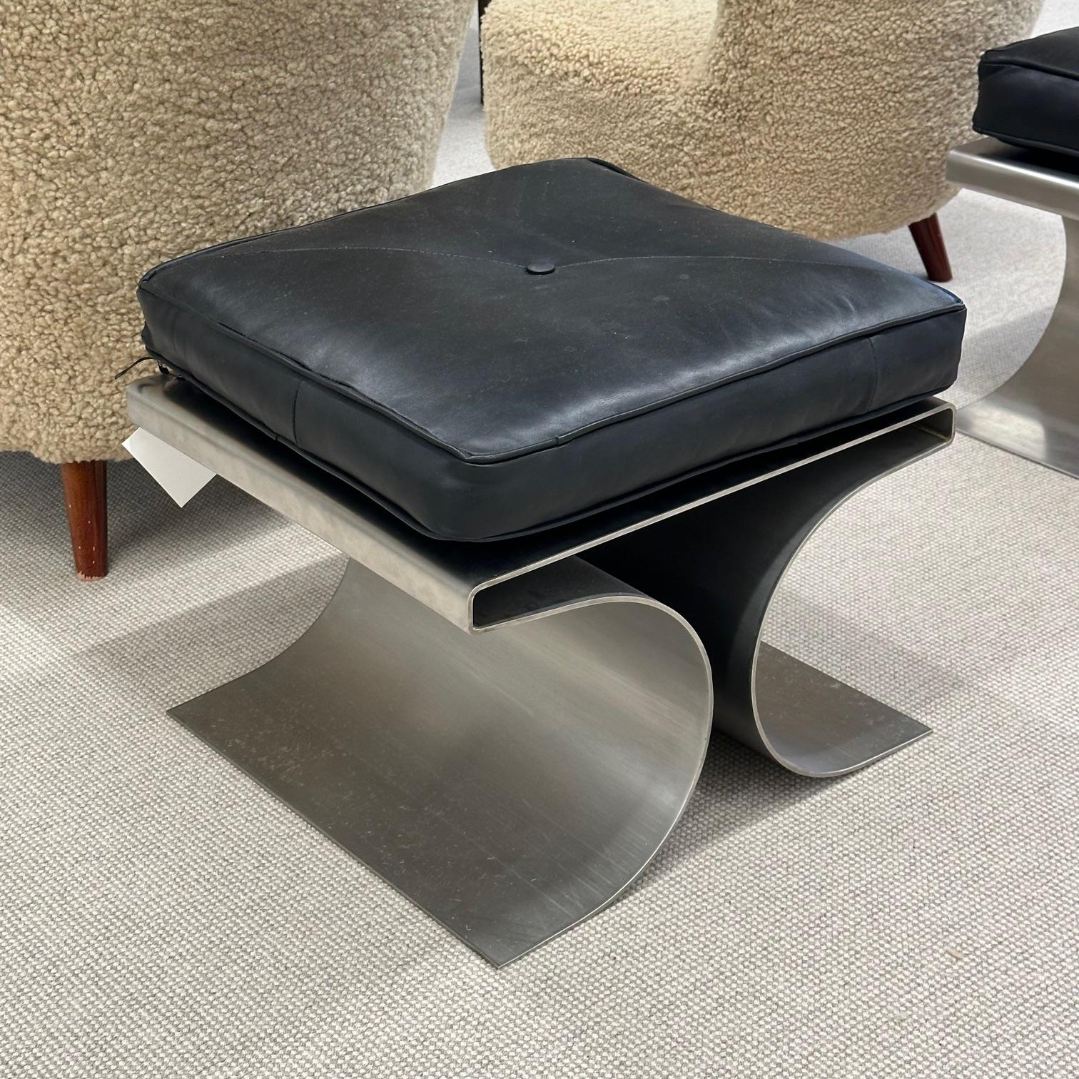 20ième siècle Michel Boyer Style Mid-Century Modern Footstools, acier inoxydable, cuir noir en vente