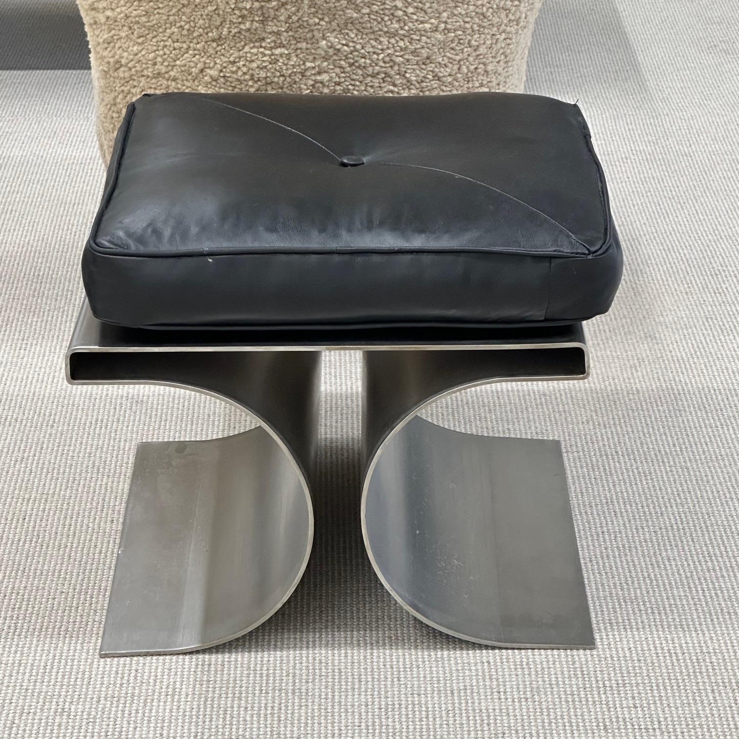 Moderne Fußhocker im Stil von Michel Boyer aus der Mitte des Jahrhunderts, Edelstahl, schwarzes Leder (Stahlschnitt) im Angebot