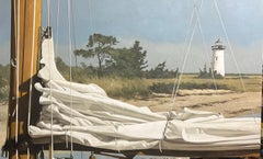 "Edgartown Light" una vela plegada descansa contra las vergas frente a un faro
