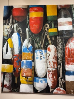 "Flotadores Fantásticos" un arco iris de boyas atadas contra un cobertizo de madera para botes