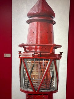 Linterna marina roja fotorrealista "El Retorno", una cálida señal del mar