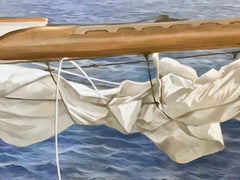 „Tied at Sea“ Ölgemälde einer gefalteten weißen Segel mit blauem Meeresgrund hinter