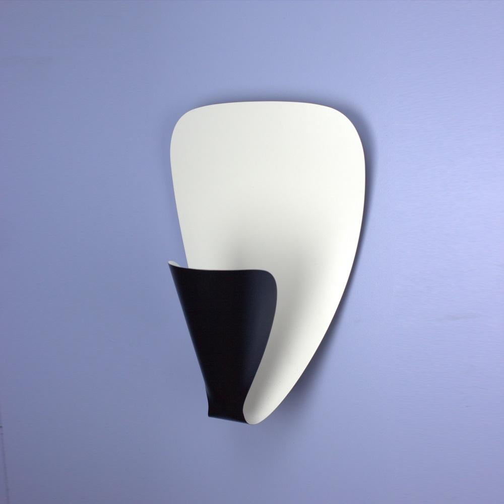 Un diseño sencillo, elegantemente ejecutado con sutiles curvas. La bombilla se envuelve y se oculta a la vista mientras la luz se proyecta hacia fuera. Aluminio esmaltado.

¿QUÉ NOS DIFERENCIA?
- Experiencia técnica
- Línea completa de productos
-