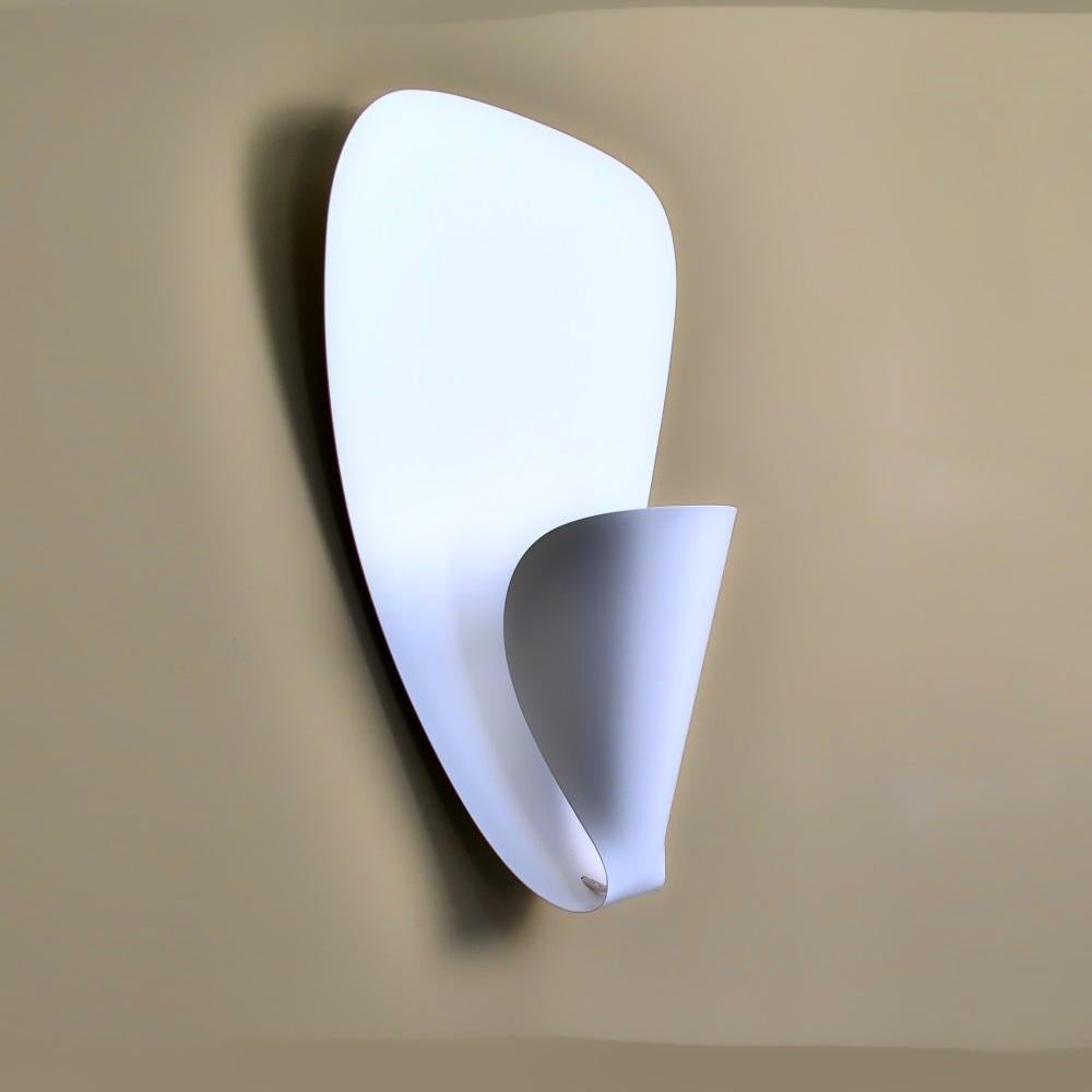 Il s'agit d'un design simple, élégamment exécuté avec des courbes subtiles. L'ampoule est enveloppée et cachée pendant que la lumière est projetée. La lampe est fabriquée à partir d'une feuille d'aluminium émaillé.

Initialement conçu en 1953, il
