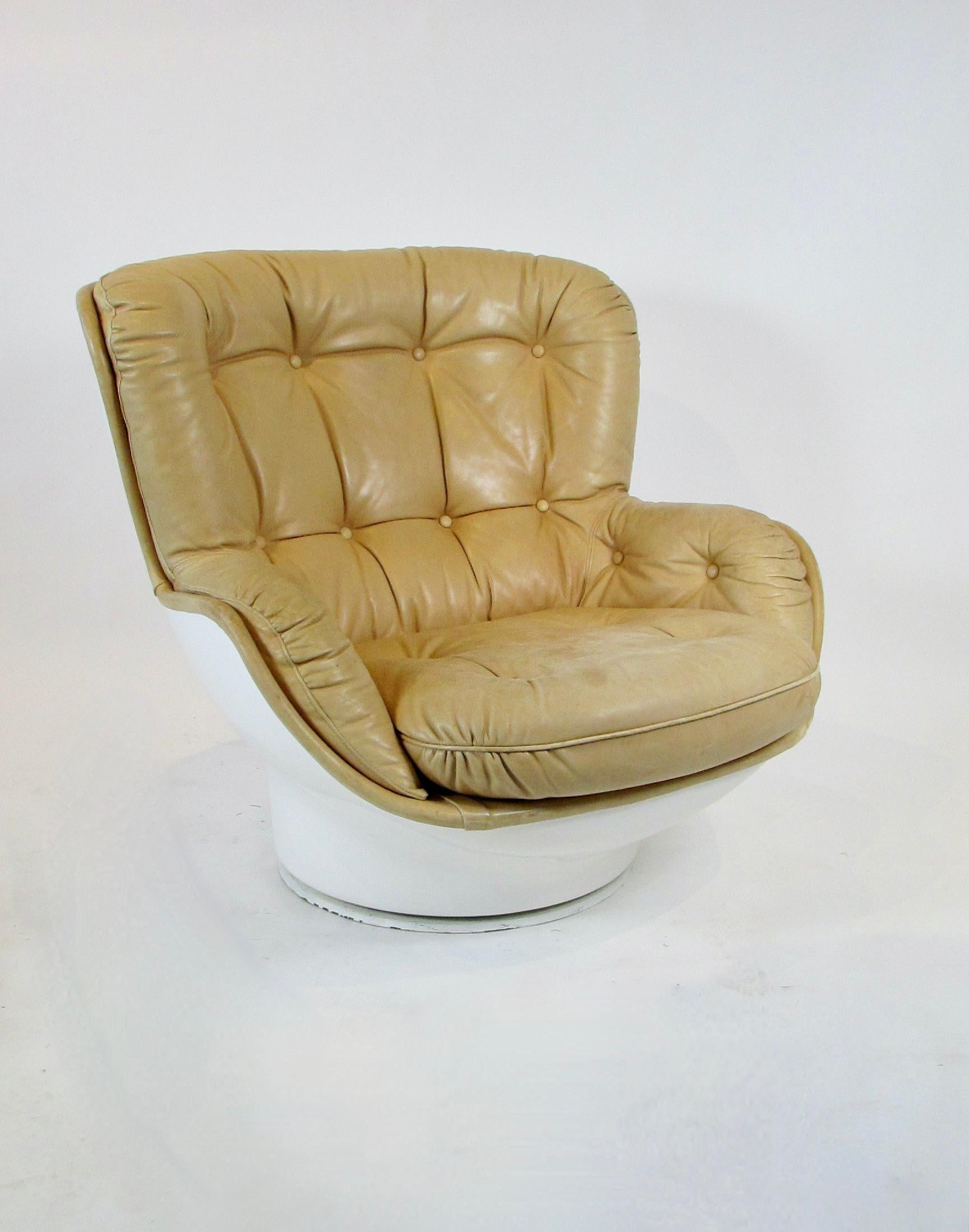 Late 20th Century Michel Cadestin for Airborne White Fiberglass with Leather Lounge Chair Ottoman For Sale