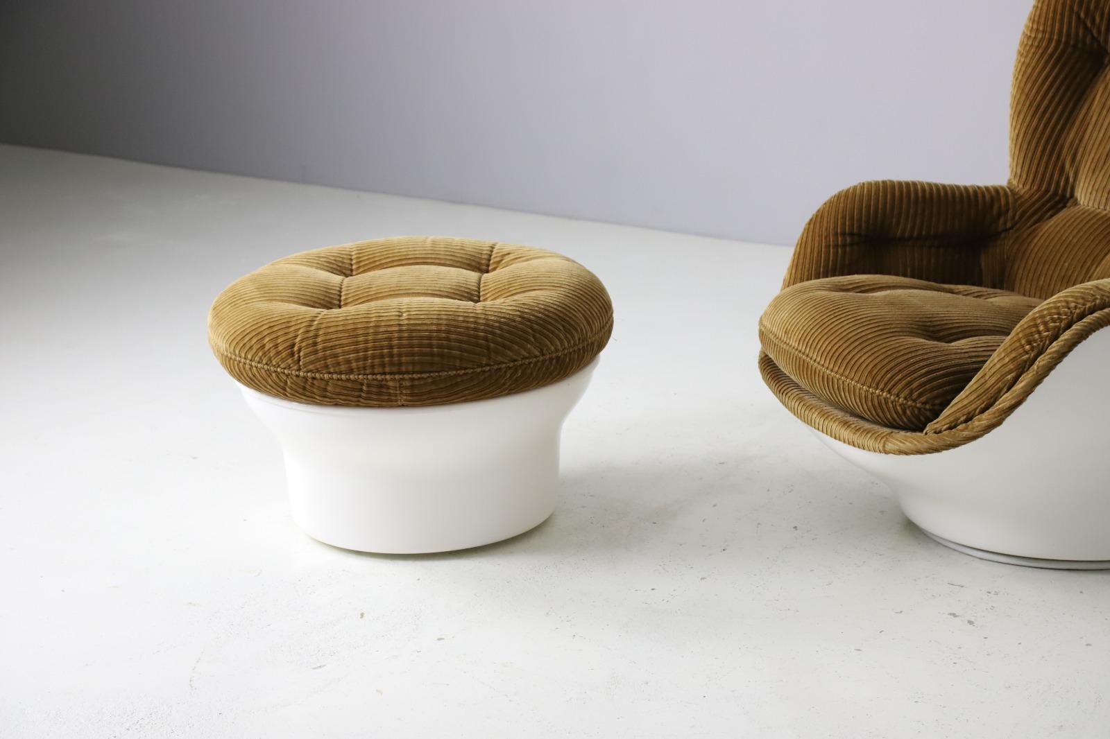 Michel Cadestin ‘Karate’ lounge chair and ottoman for Airborne, France 1970s 1