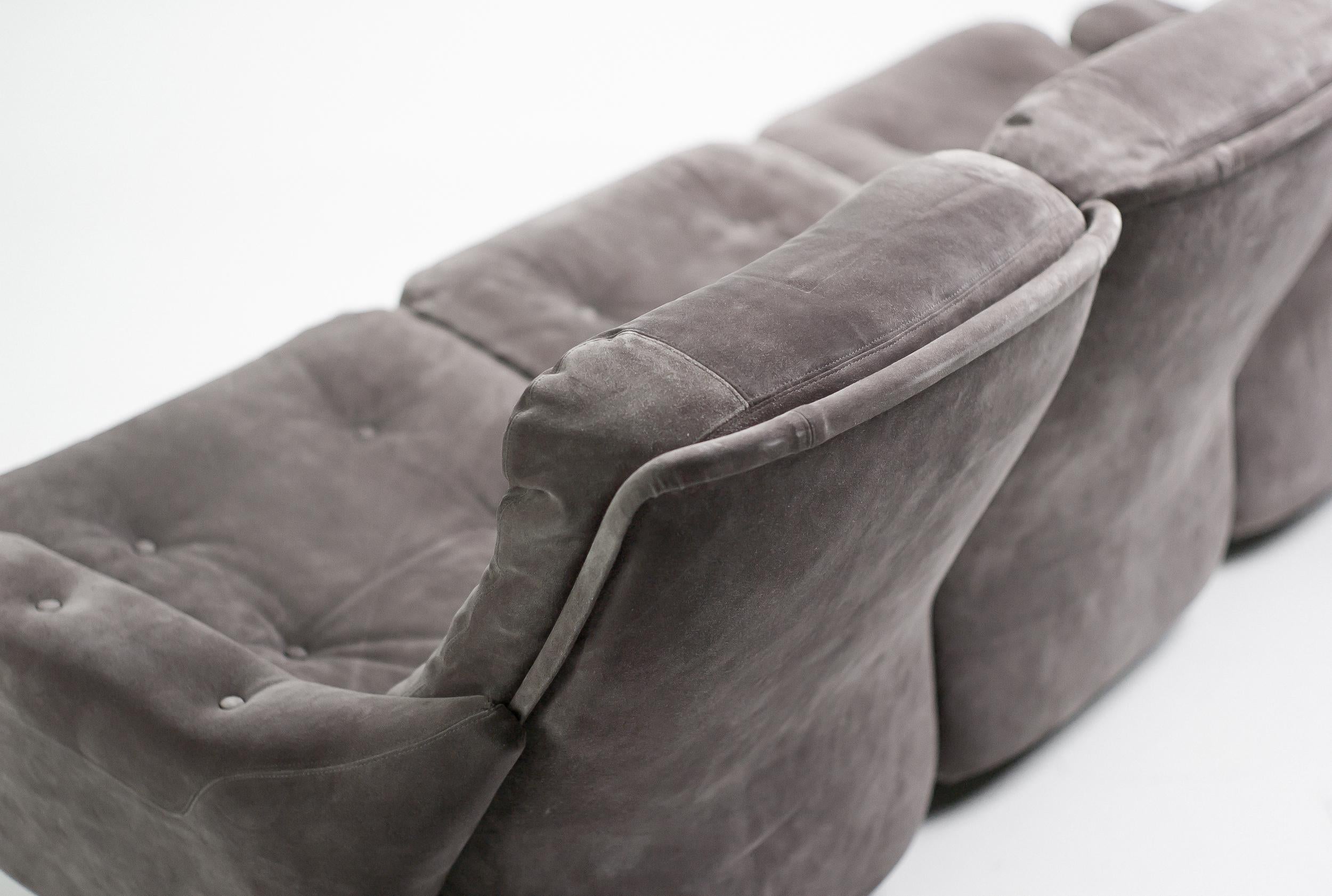 Canapé modulable très confortable de la série 'Orchidée' conçu par Michel Cadestin pour Airborne International.
Le canapé est fabriqué en fibre de verre recouverte de daim gris avec des coussins touffus et est très léger. Les roulettes à l'arrière