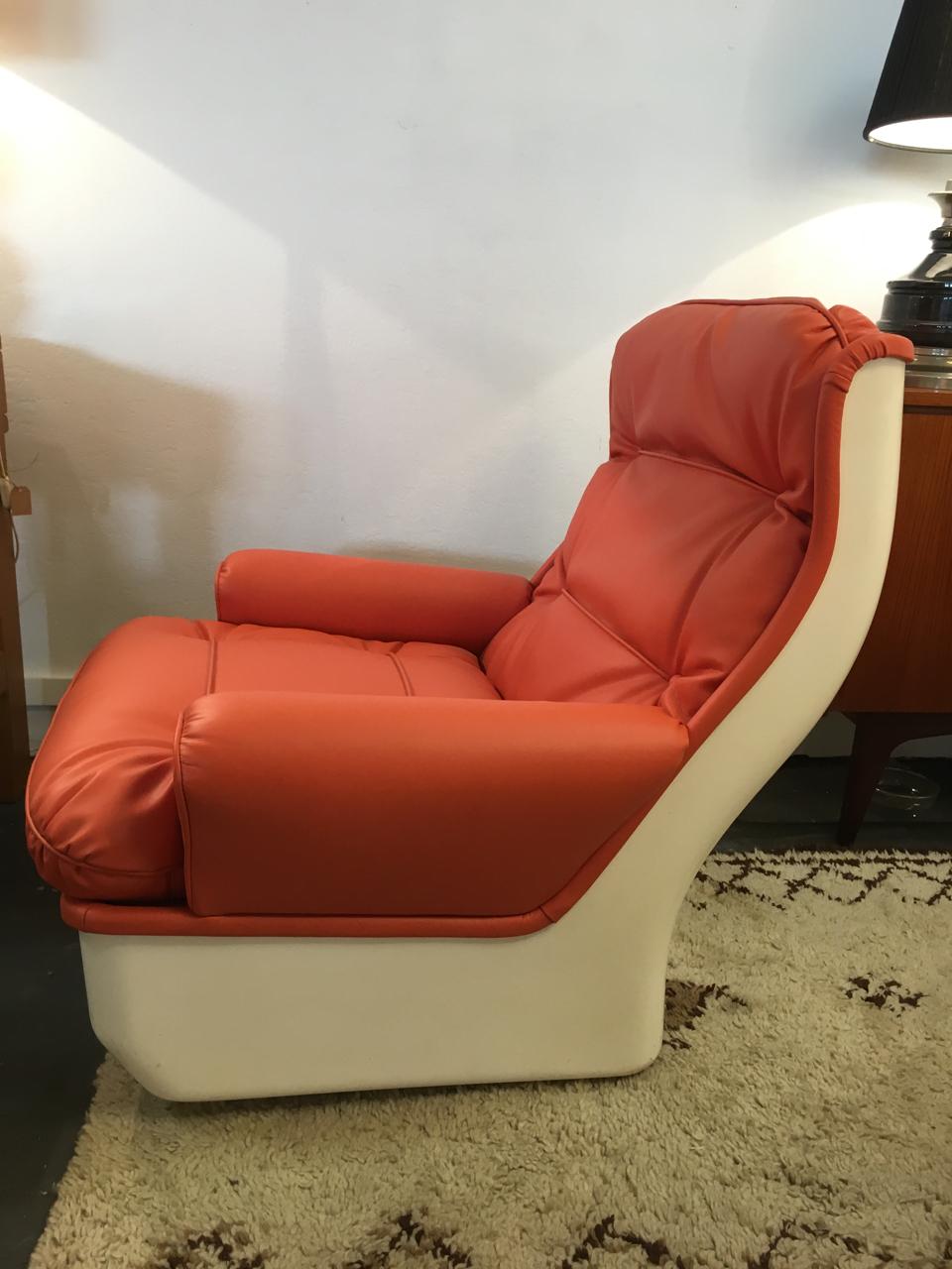 Orchidée armchair designed by Michel Cadestin
Produced by Airborne in the 1960s-1970s
Very comfortable seat
Features a white-lacquered fiberglass shell and new orange leatherette covering
Stands on four wheels
A pair is available.