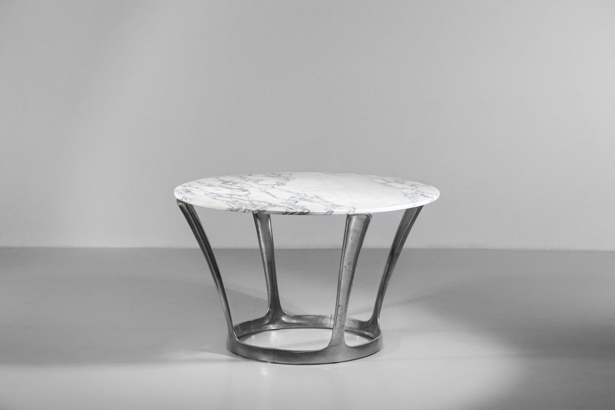 Très belle table conçue par Michel Charron dans les années 1970. Le plateau, réalisé en marbre de Carrare, a été poli. La structure est en aluminium moulé.