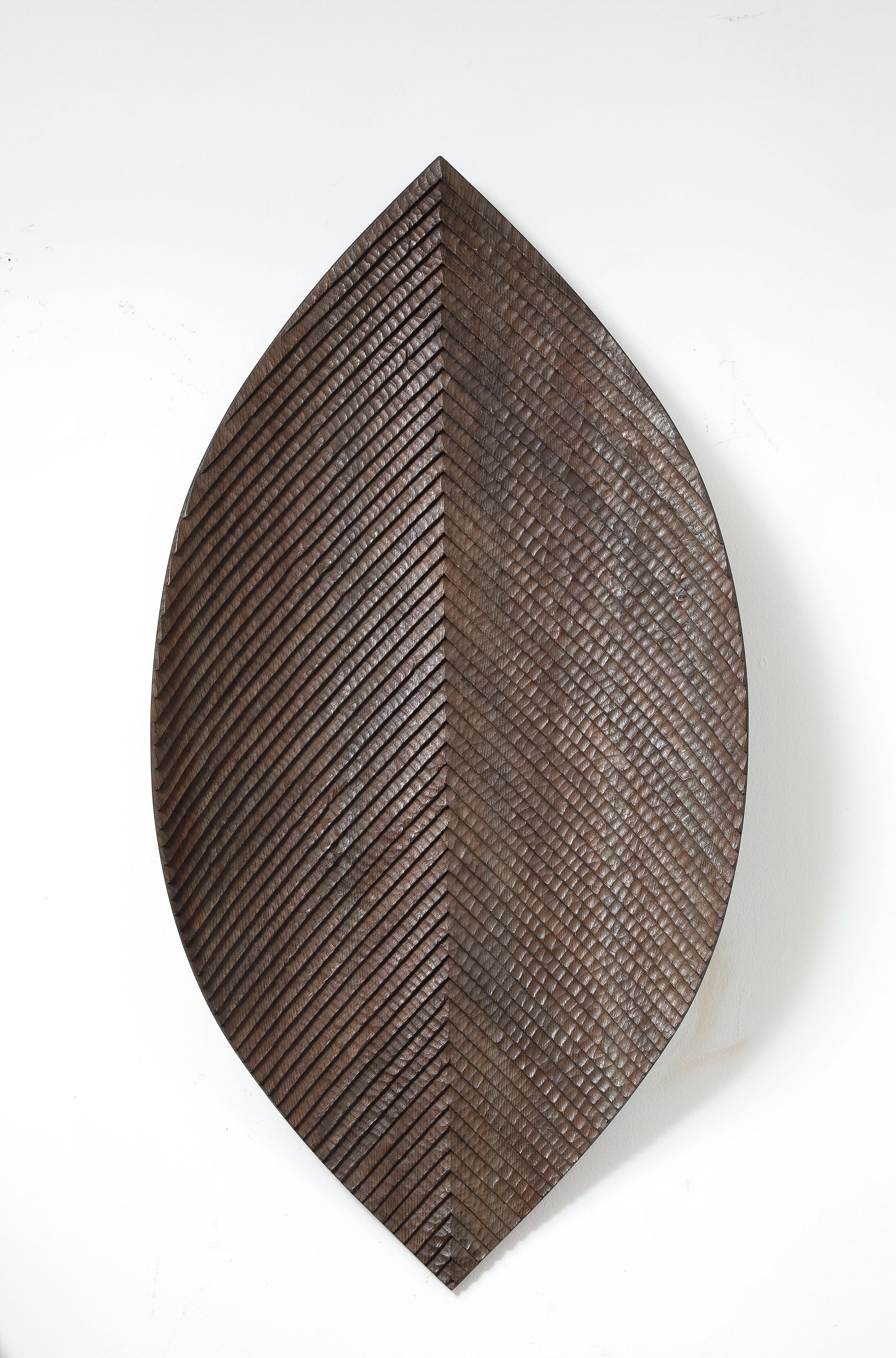 Großformatige Michel Choqueux 'Leaf' geschnitzte Wandskulptur, Frankreich, ca. 1950

Michel Choqueux, der vom Vater auf den Sohn übertragen wurde und in Neuvy-au-Houlme (Orne, Normandie) lebt, begann 1964 seine Lehre in der Werkstatt seines
