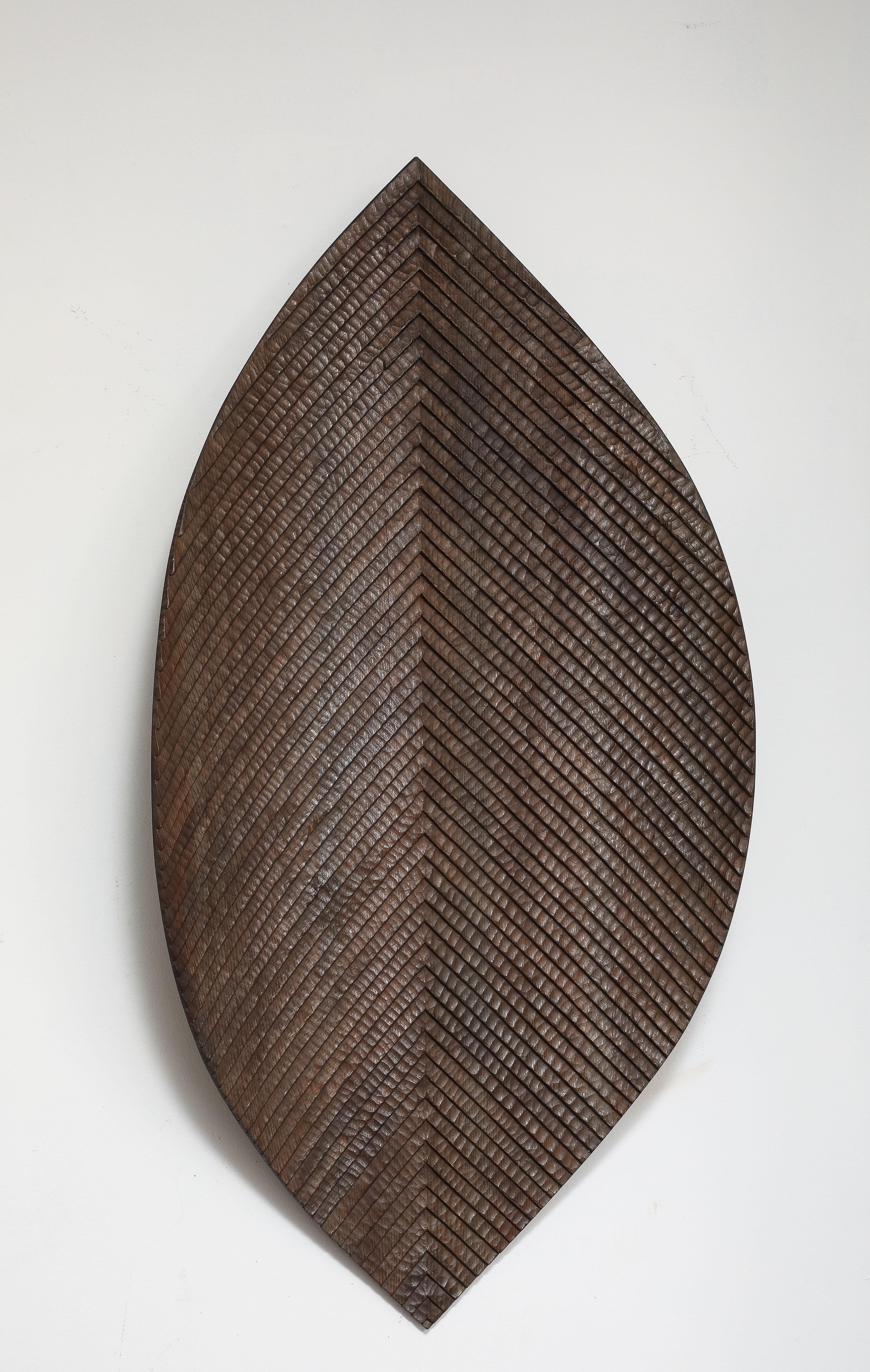 Michel Choqueux „Blatt“ Skulpturaler Wandbehang, Frankreich, um 1950 (Handgeschnitzt) im Angebot