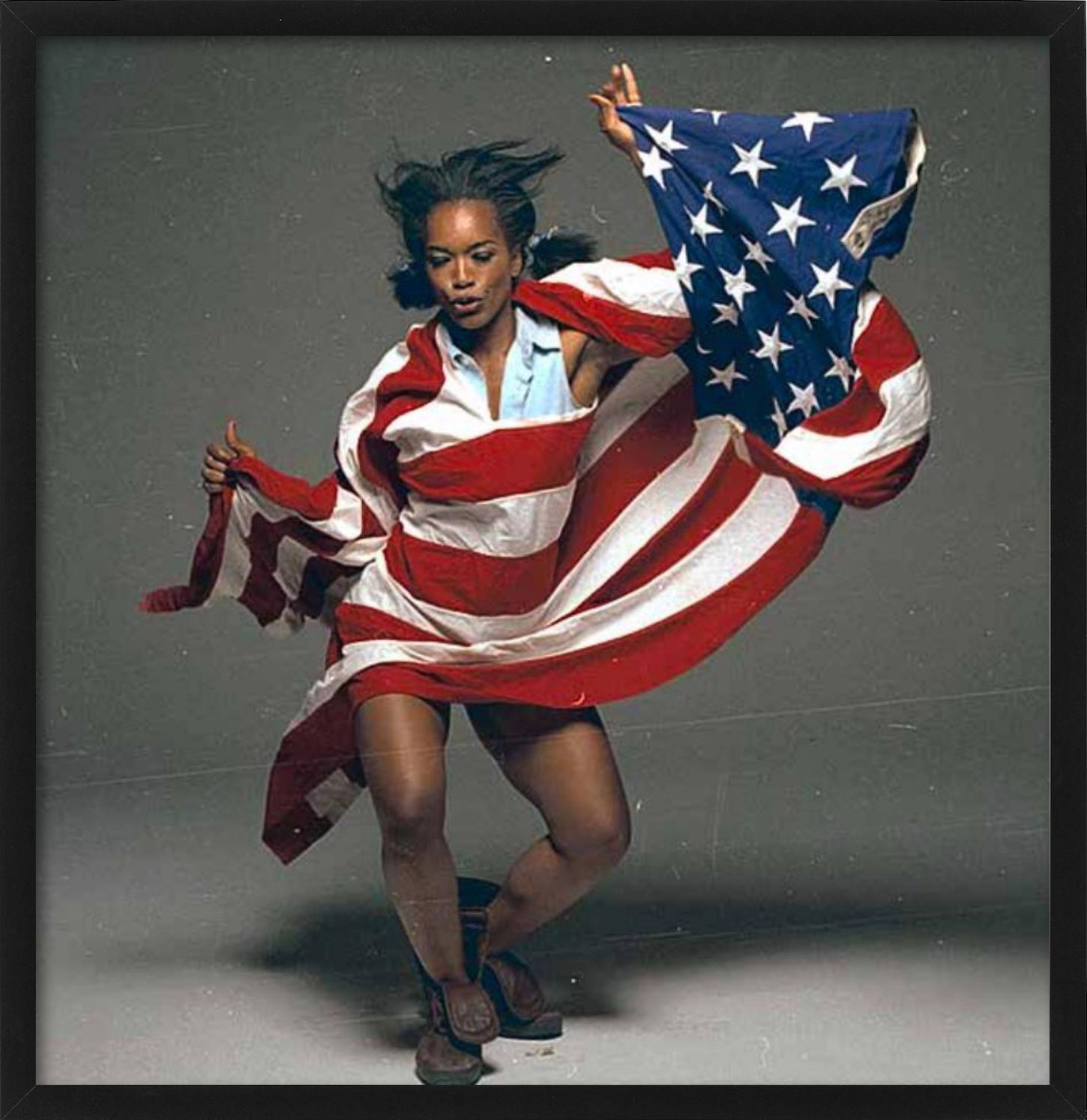 Angela Bassett – tanzendes Porträt mit amerikanischer Flagge, Kunstfotografie, 1993 – Photograph von Michel Comte