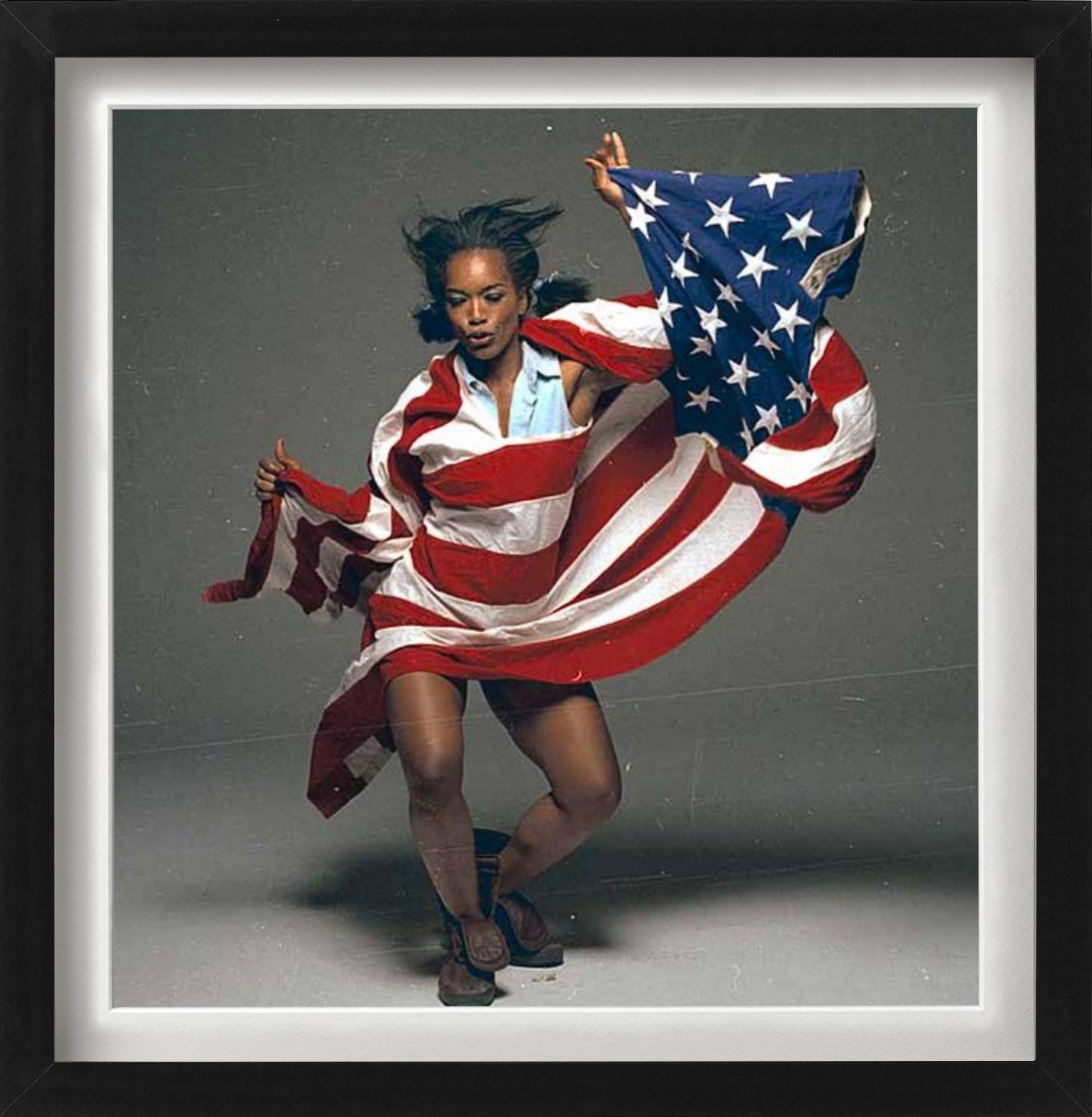 Angela Bassett – tanzendes Porträt mit amerikanischer Flagge, Kunstfotografie, 1993 (Zeitgenössisch), Photograph, von Michel Comte