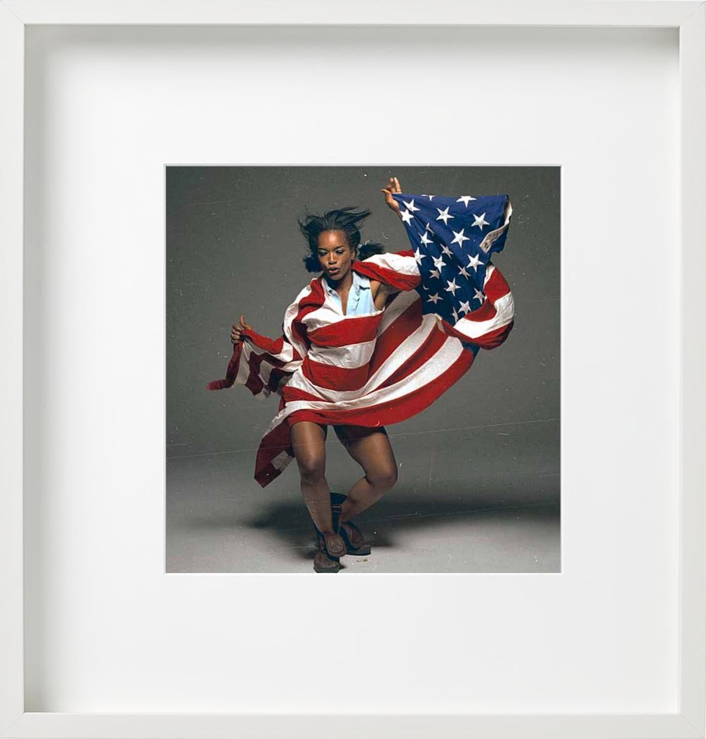 Angela Bassett tanzt mit der amerikanischen Flagge, fotografiert von Michel Comte 1993 für Vogue Italia.

Alle Drucke sind in limitierter Auflage erhältlich. Erhältlich in mehreren Größen. Hochwertige Einrahmung auf Anfrage.

Alle Drucke werden von
