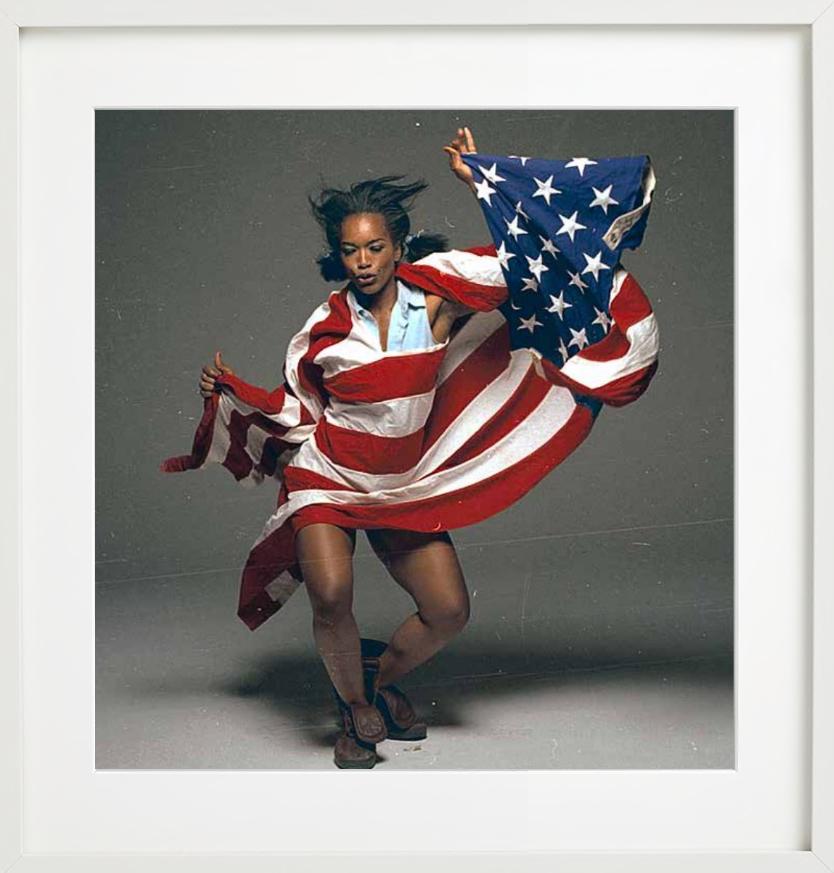 Angela Bassett – tanzendes Porträt mit amerikanischer Flagge, Kunstfotografie, 1993 im Angebot 1