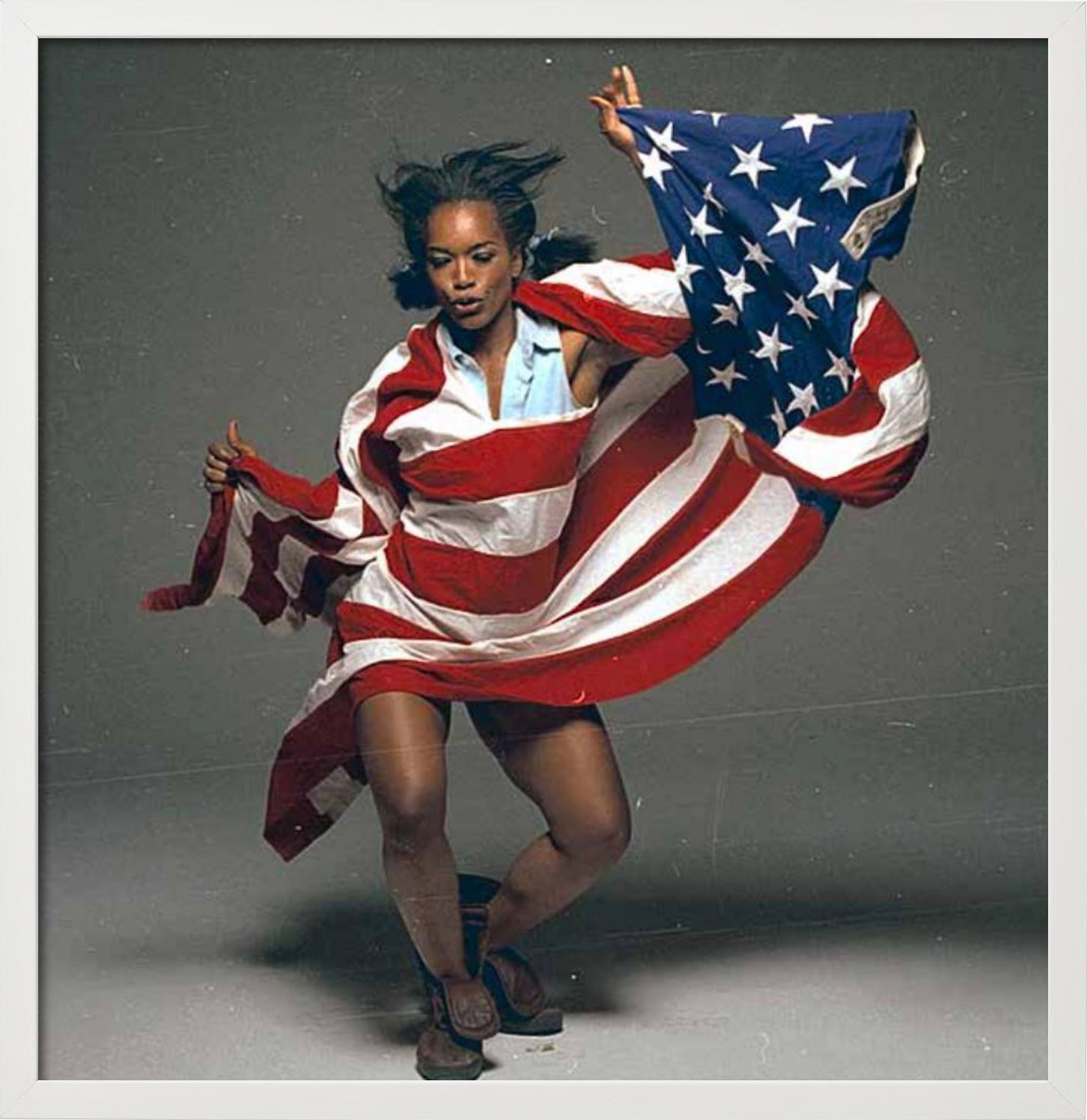 Angela Bassett – tanzendes Porträt mit amerikanischer Flagge, Kunstfotografie, 1993 im Angebot 2