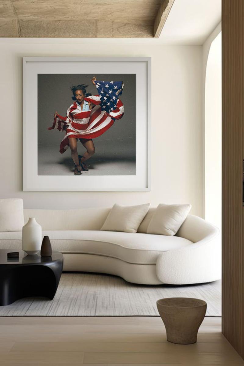 Angela Bassett – tanzendes Porträt mit amerikanischer Flagge, Kunstfotografie, 1993 im Angebot 3
