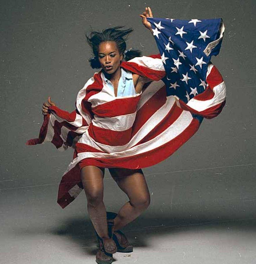 Michel Comte Figurative Photograph – Angela Bassett – tanzendes Porträt mit amerikanischer Flagge, Kunstfotografie, 1993