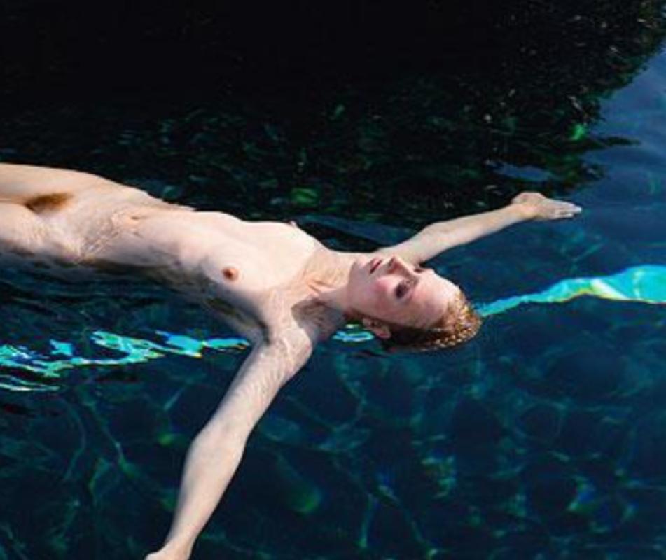 Nudo anonimo I - nudo che galleggia nell'acqua, fotografia artistica, 1999 - Nude Photograph Nero di Michel Comte