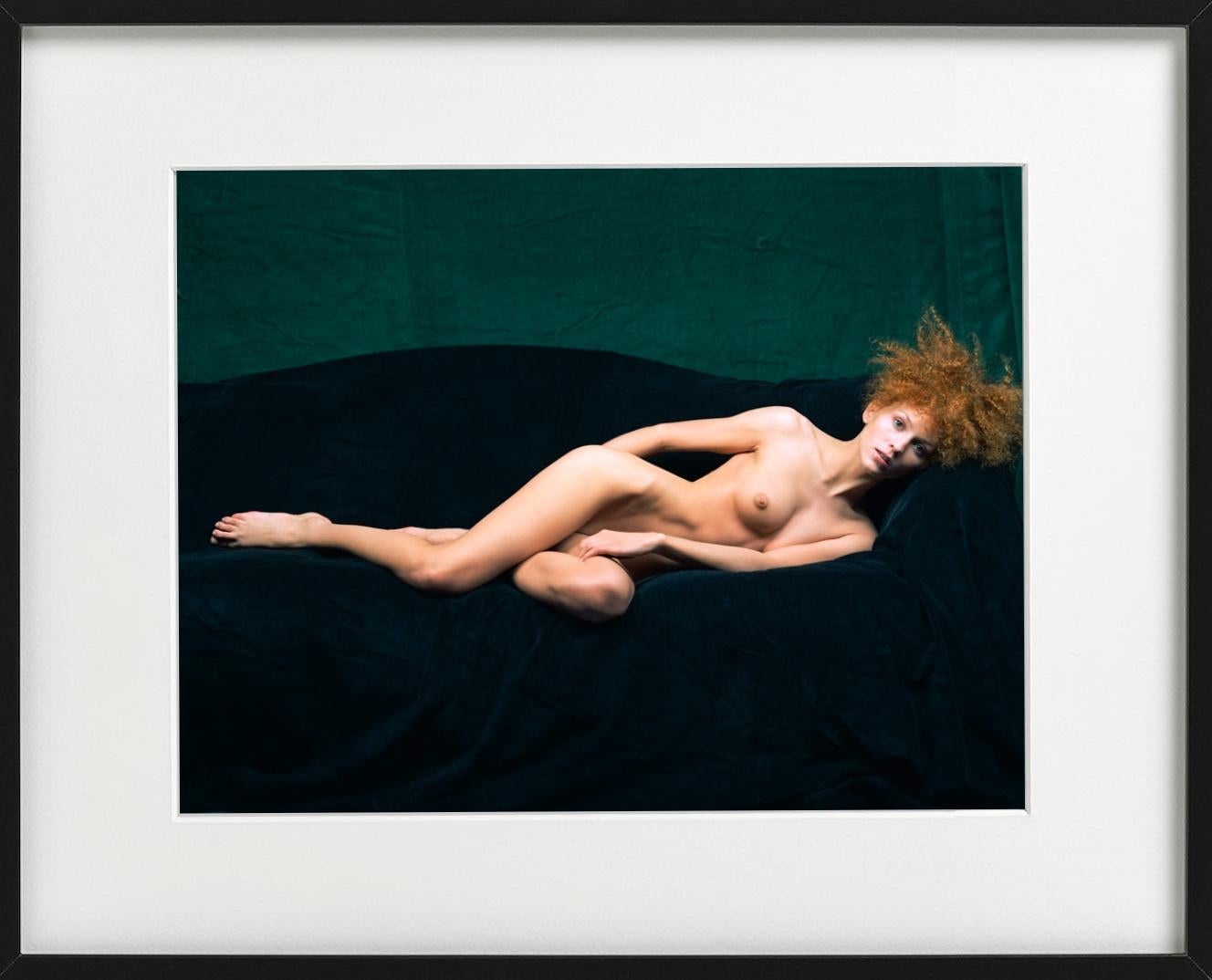 Anonymous Nude V - mannequin se prélaissant sur un canapé vert, photographie d'art, 1998 - Noir Color Photograph par Michel Comte