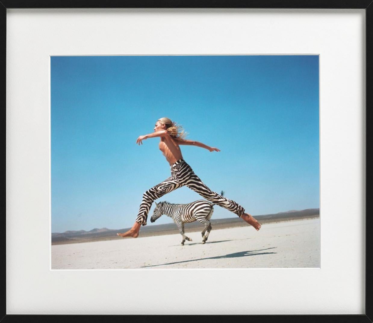 Die Schöne und das Biest II - Tatjana springt mit Zebra, Fine Art Photography, 1996 im Angebot 8
