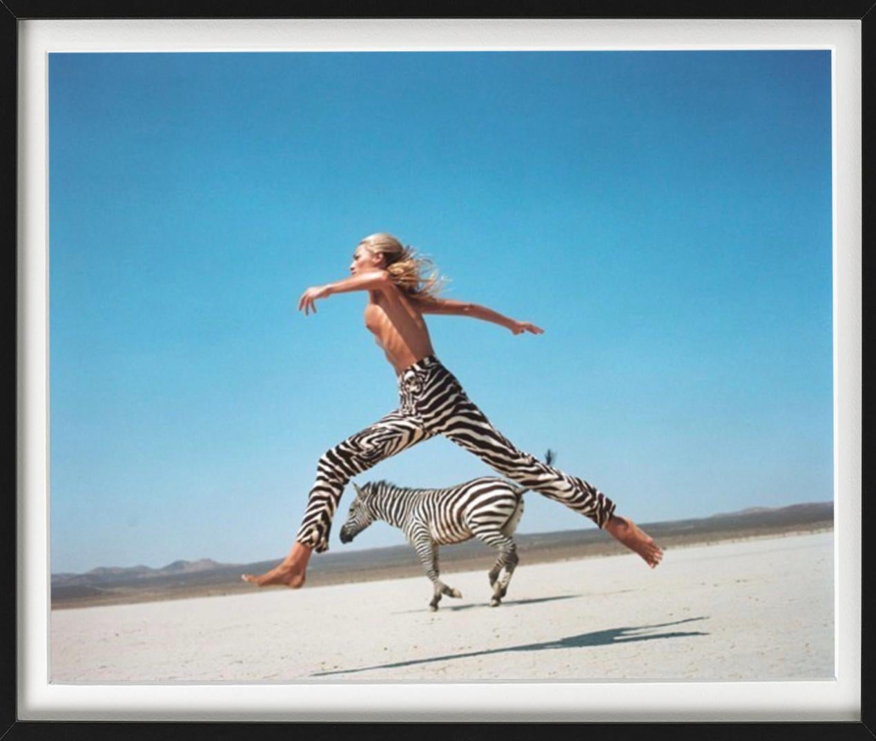 Die Schöne und das Biest II - Tatjana springt mit Zebra, Fine Art Photography, 1996 im Angebot 2
