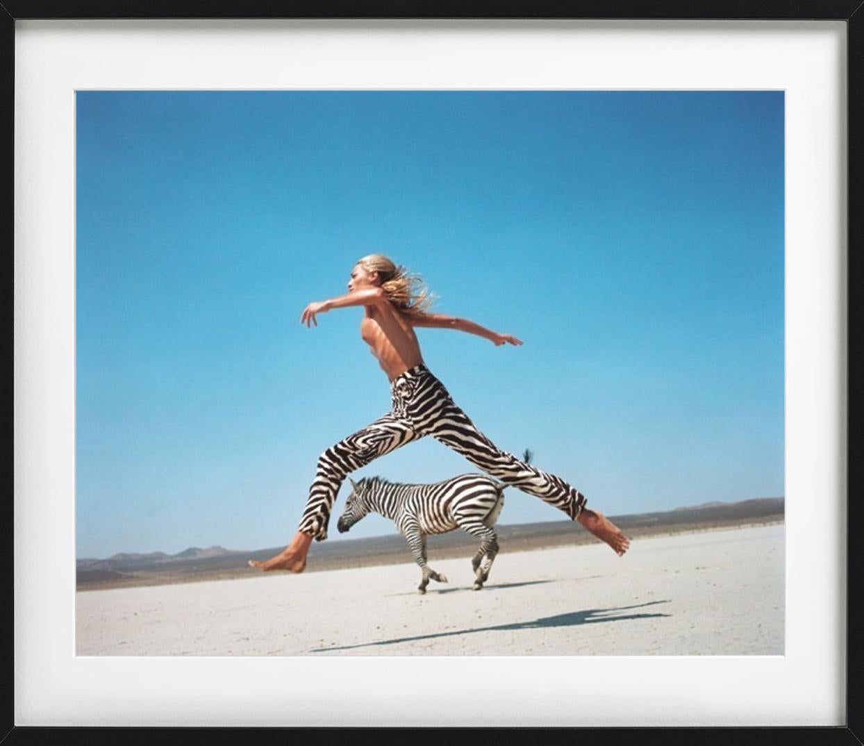 Die Schöne und das Biest II - Tatjana springt mit Zebra, Fine Art Photography, 1996 im Angebot 4